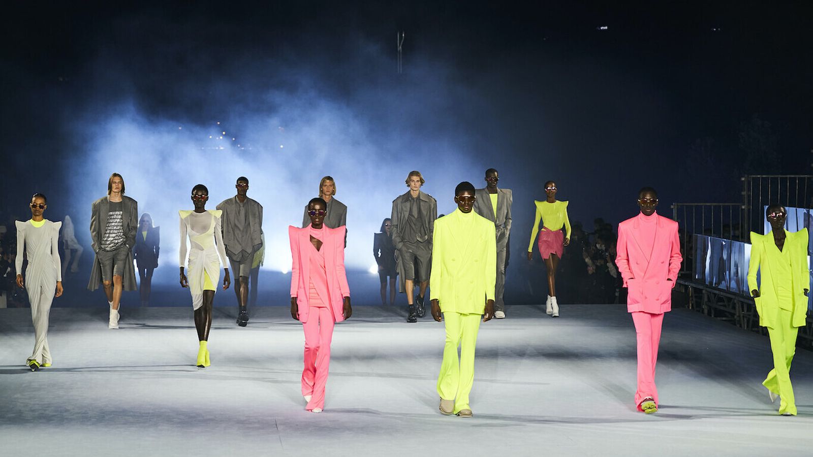 Trajes chaqueta de Balmain en tonos rosas, flúor y grises, y con exageradas hombreras.