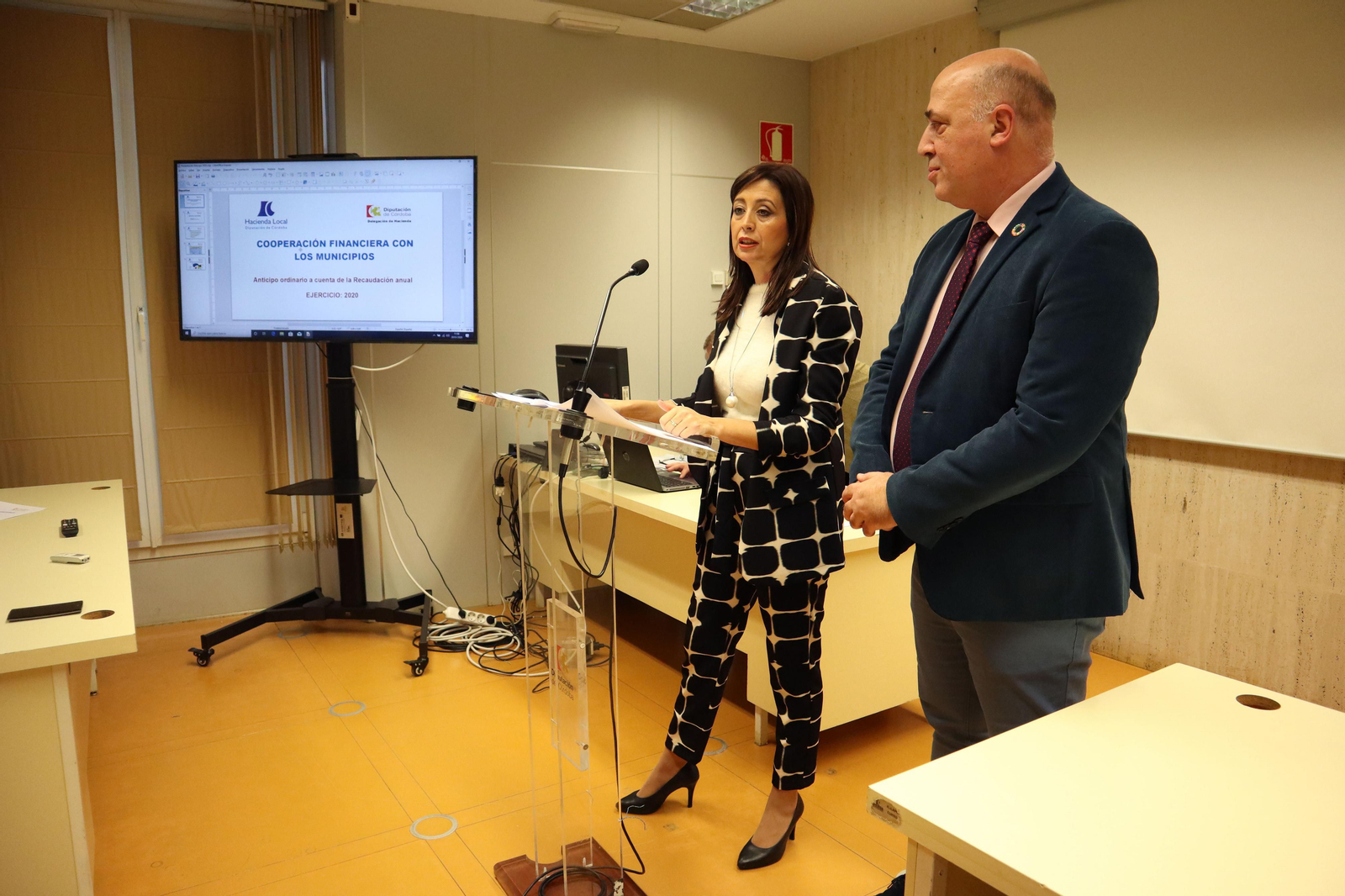 La diputada provincial de Hacienda, Felisa Cañete y el presidente de la Diputación, Antonio Ruiz.