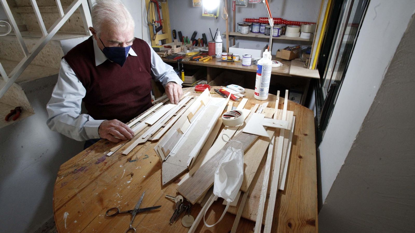 José Guerra ha habilitado su taller en un rincón del comedor de su casa de El Rompido