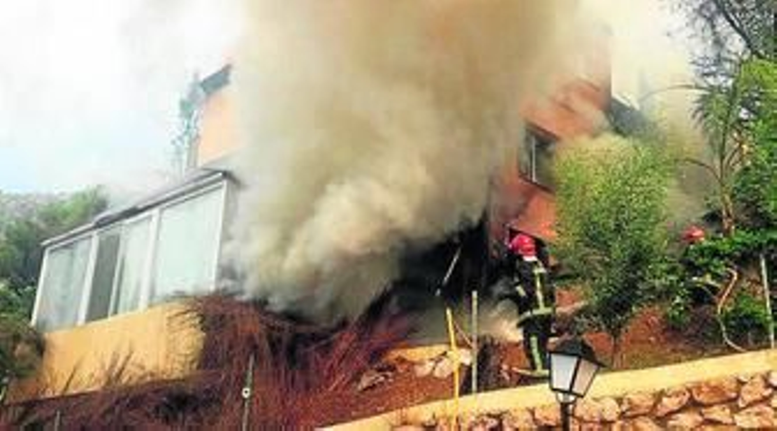 Bomberos, ayer, en los trabajos de extinción en la calle Brezo.