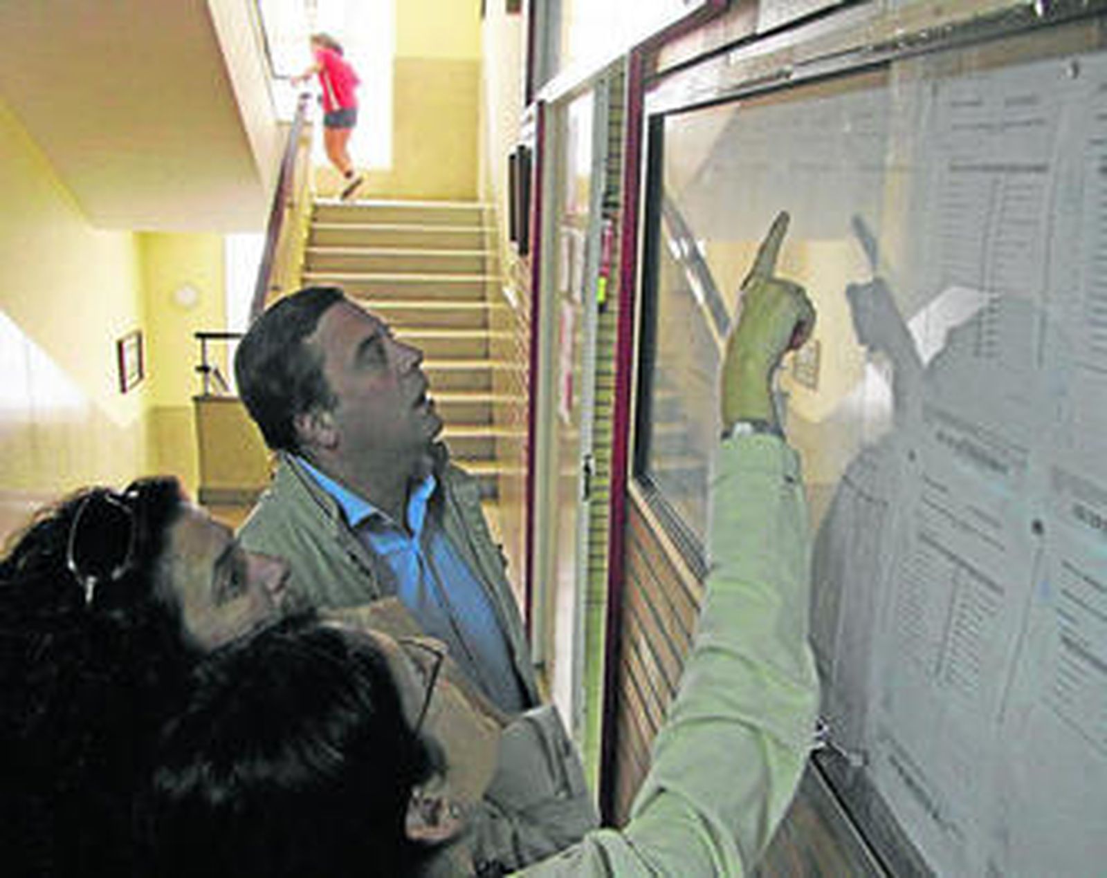 Comprobación de las listas provisionales en los Padres Blancos.