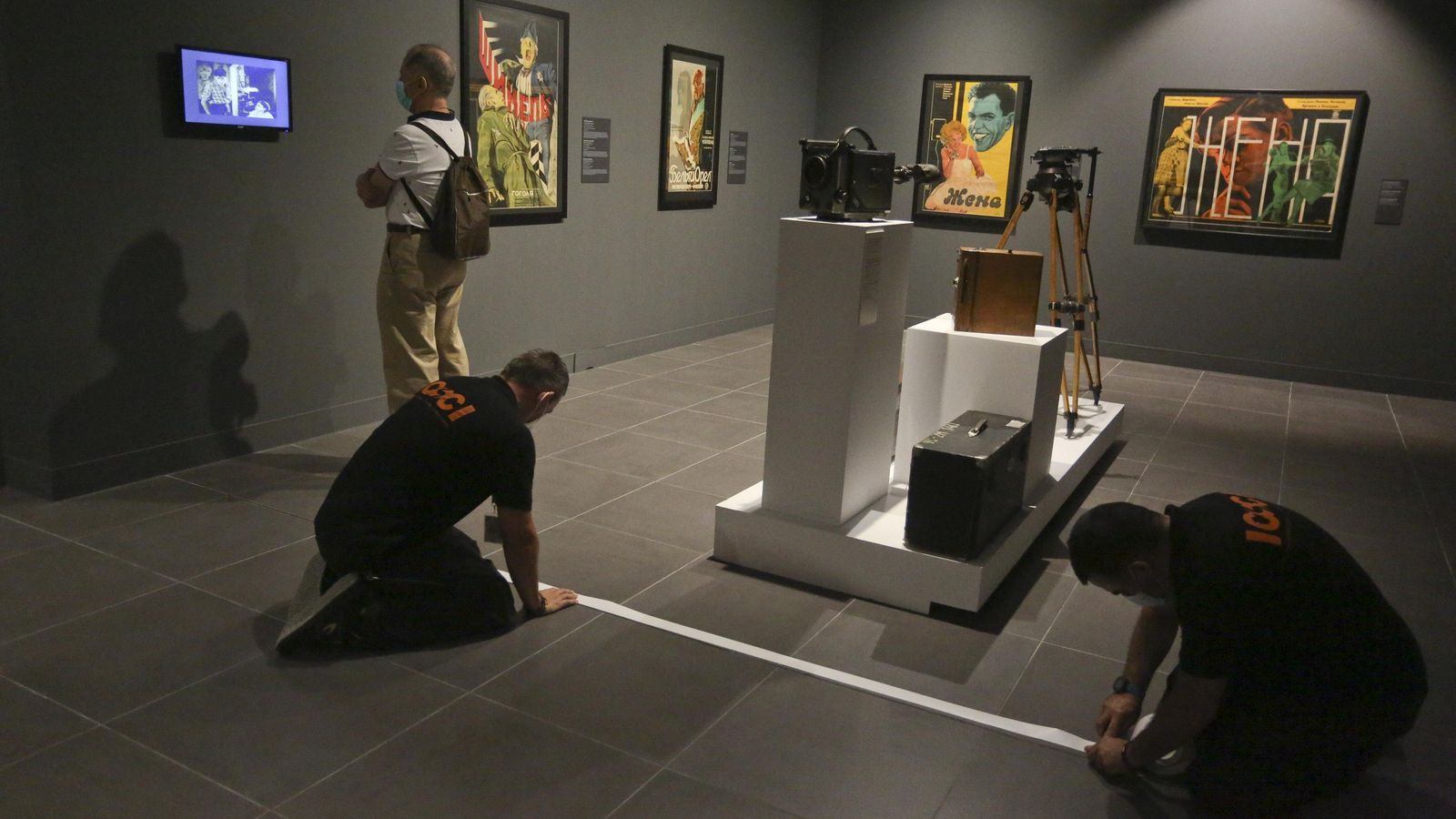 Últimos detalles para el mantenimiento de las distancias de seguridad en el Museo Ruso, este martes.