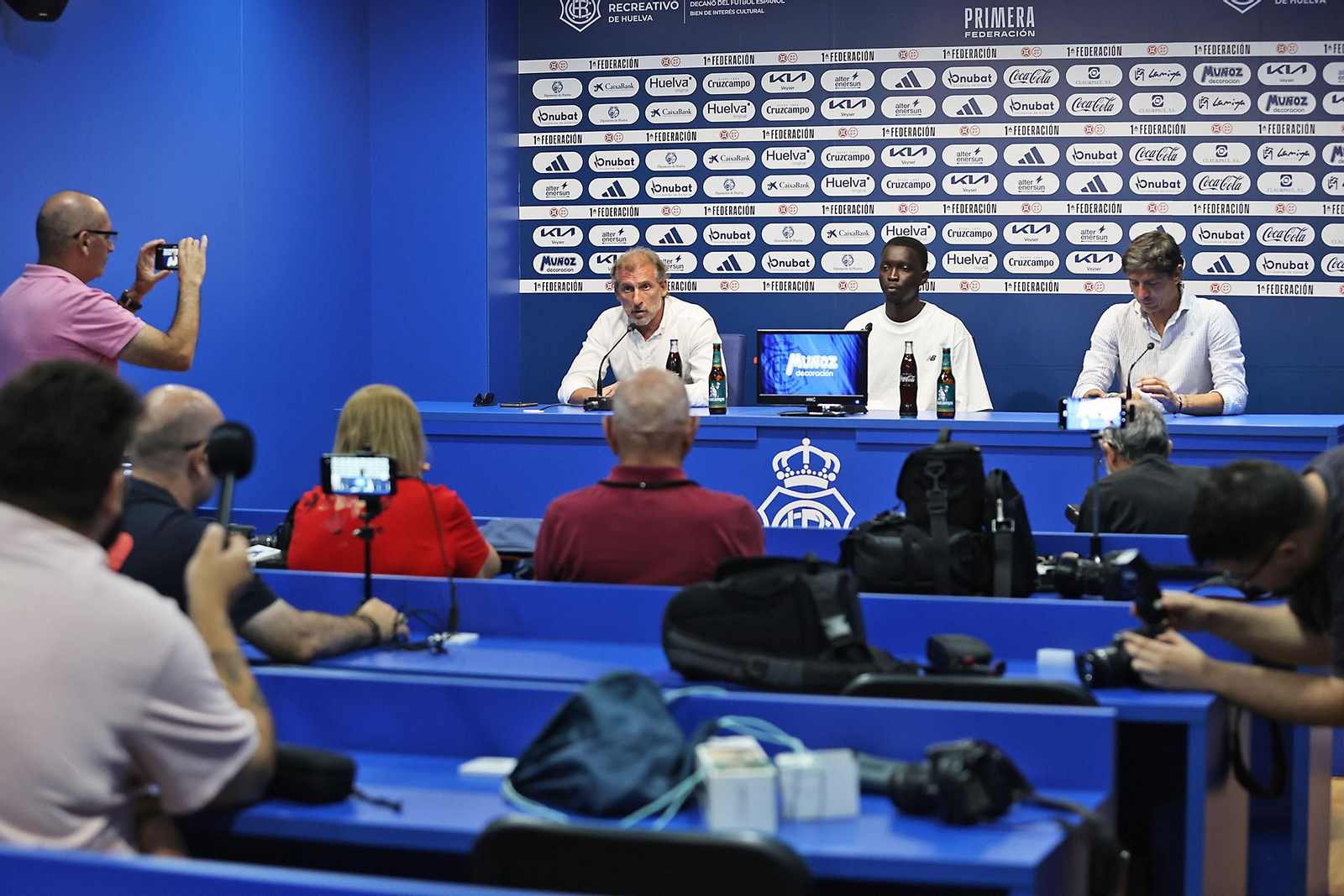 Imágenes de la presentación de Malam Camará como jugador del Recreativo de Huelva