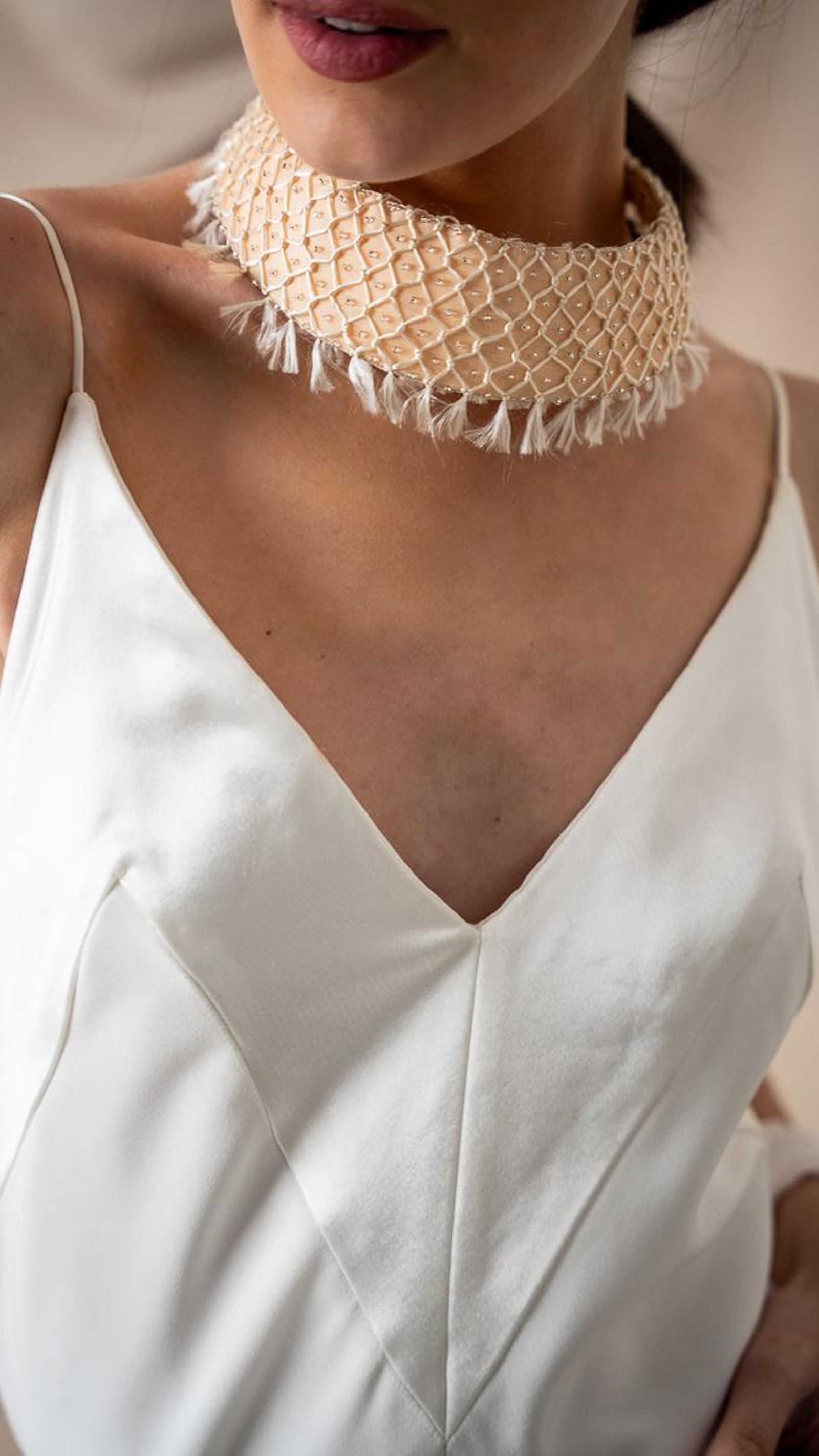 Detalle en forma de chócker en un look de novia.