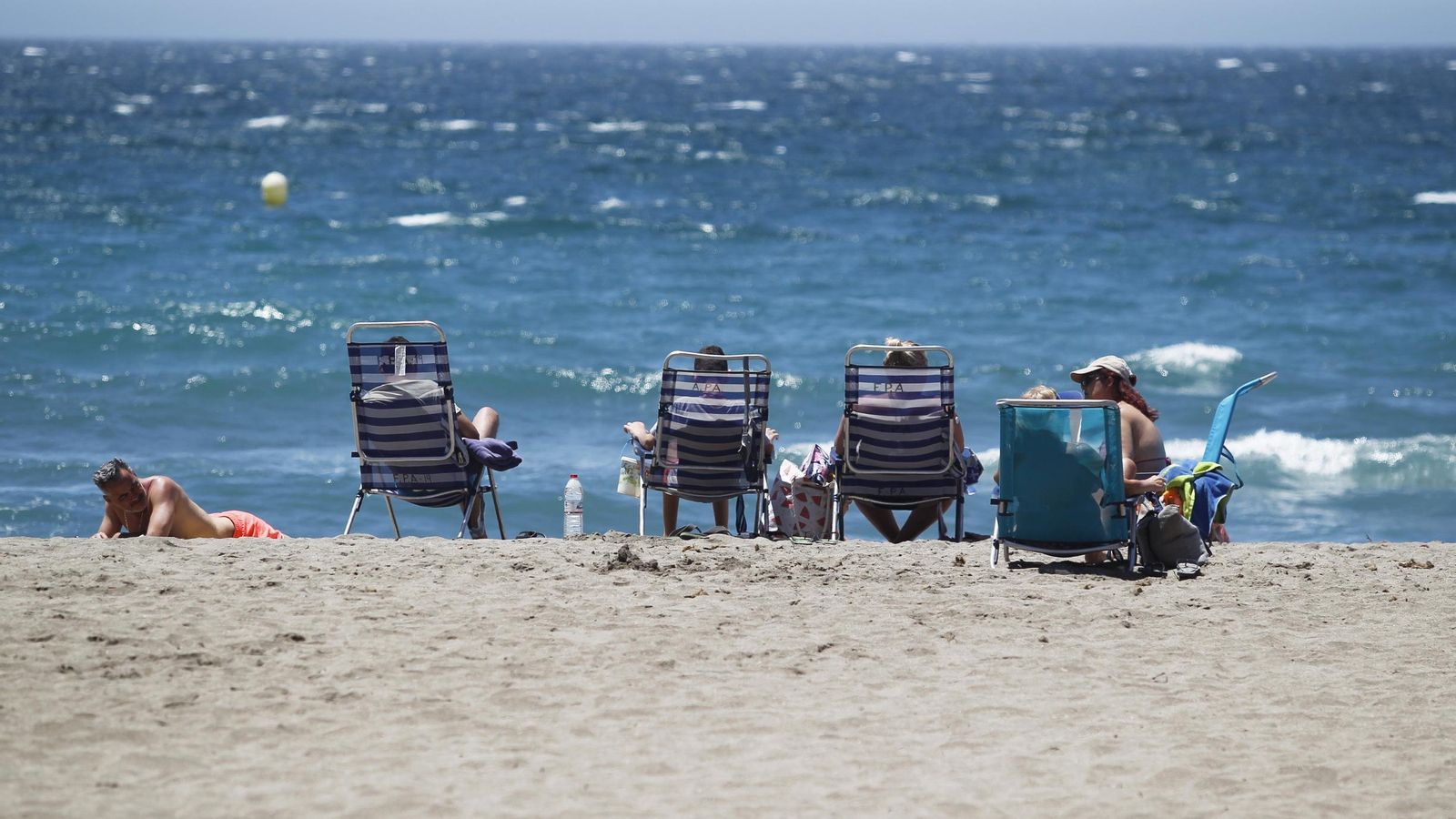 Familias disfrutando del sol y la playa en El Palmeral