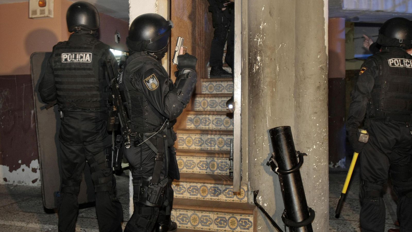 Agentes de policía durante una intervención antidroga en Sanlúcar.