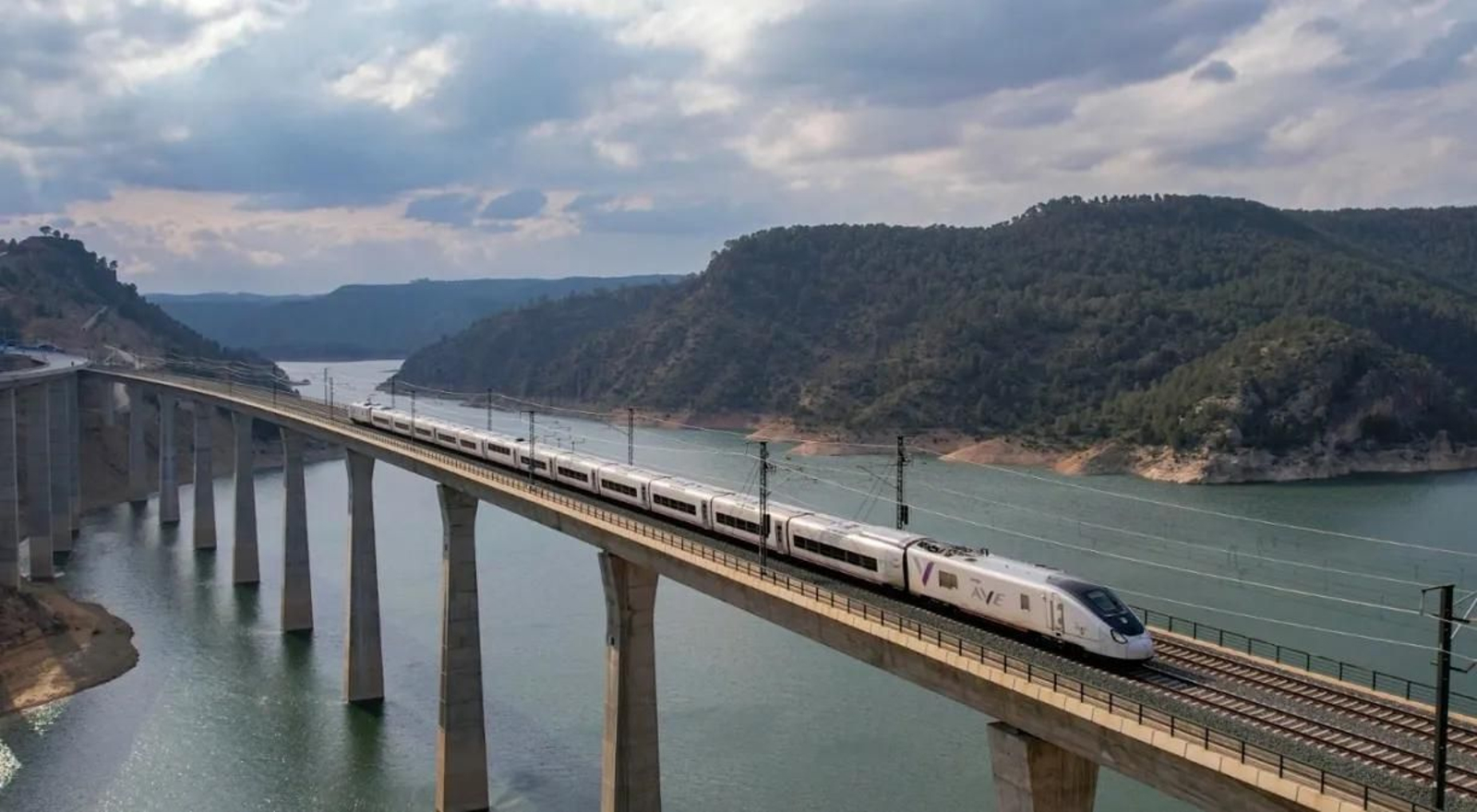 Muchos trenes de Renfe cuentan con equipos desfibriladores conectados.