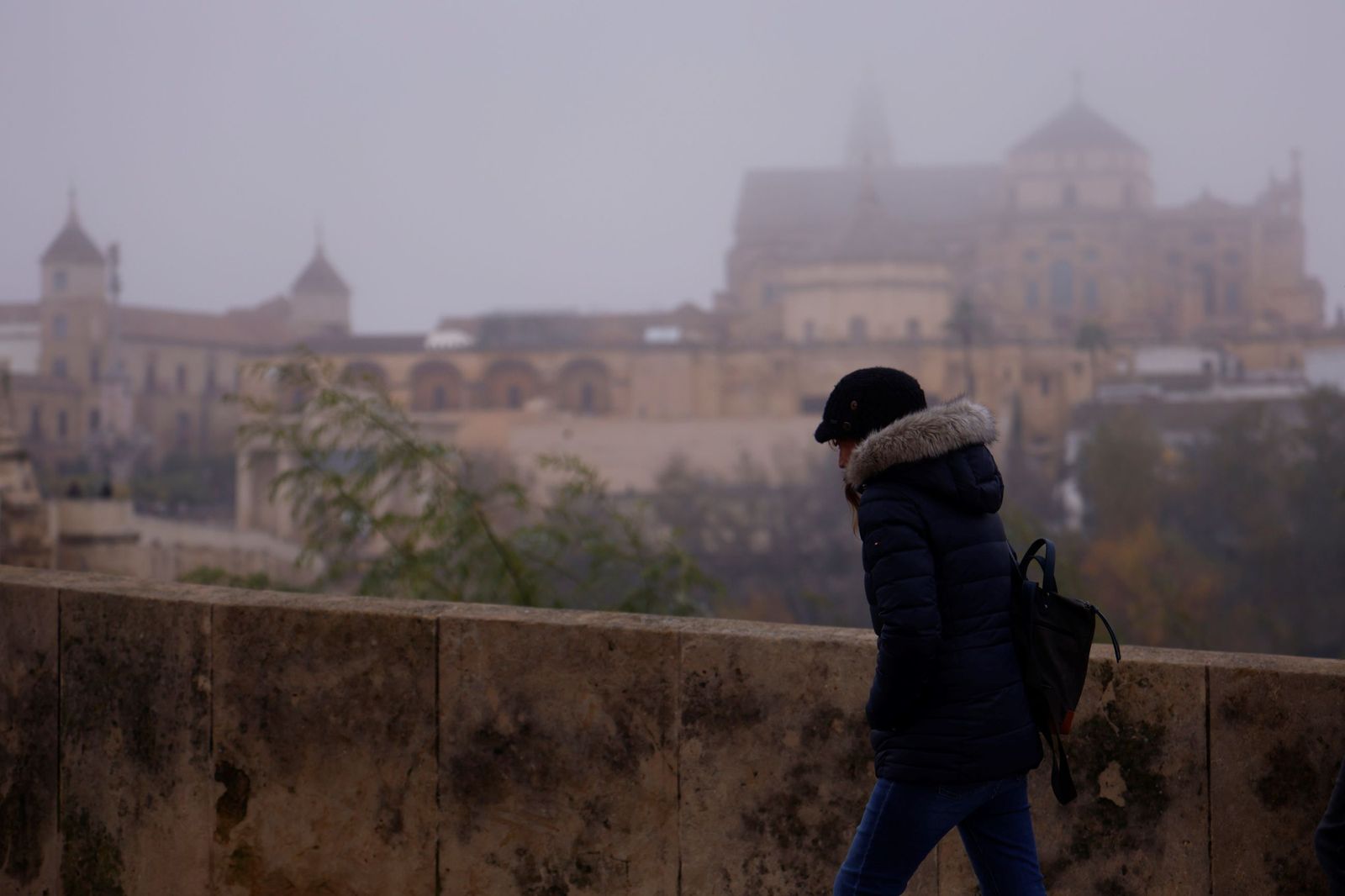 Córdoba amanece bajo la niebla el último día de 2025, en fotos