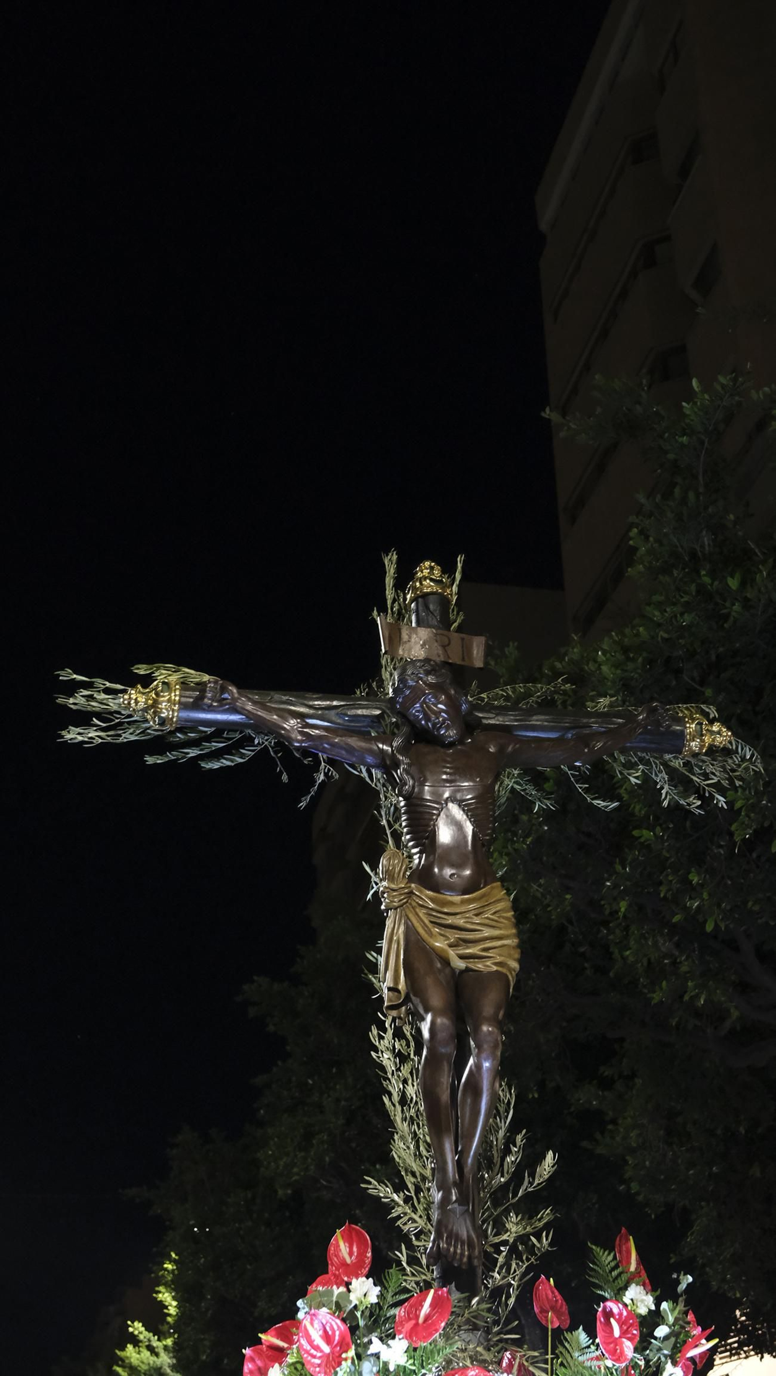 Procesión del Vía Crucis-Cristo de la Escucha en Almería, en imágenes