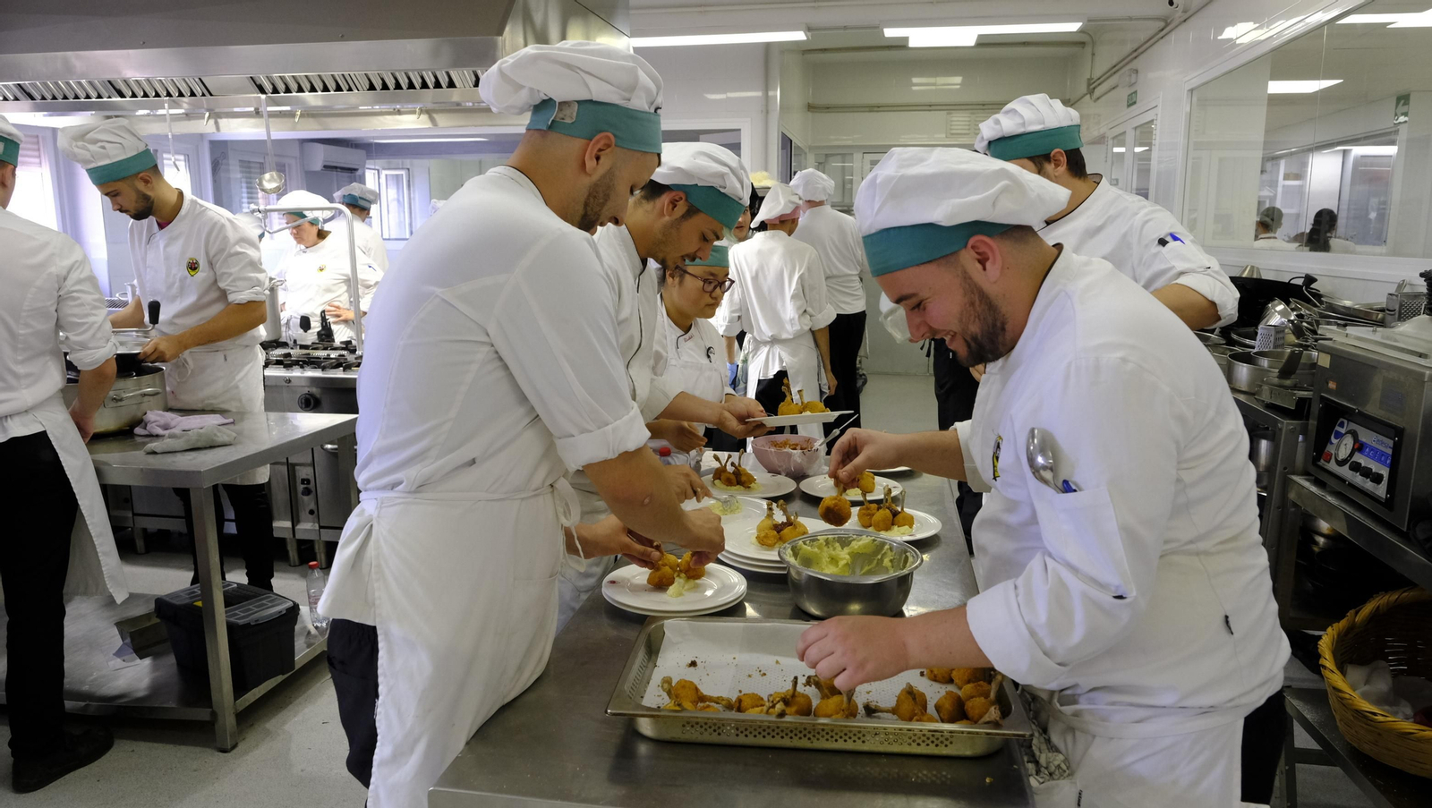 Los alumnos de la Escuela de Hostelería en una de sus labores.