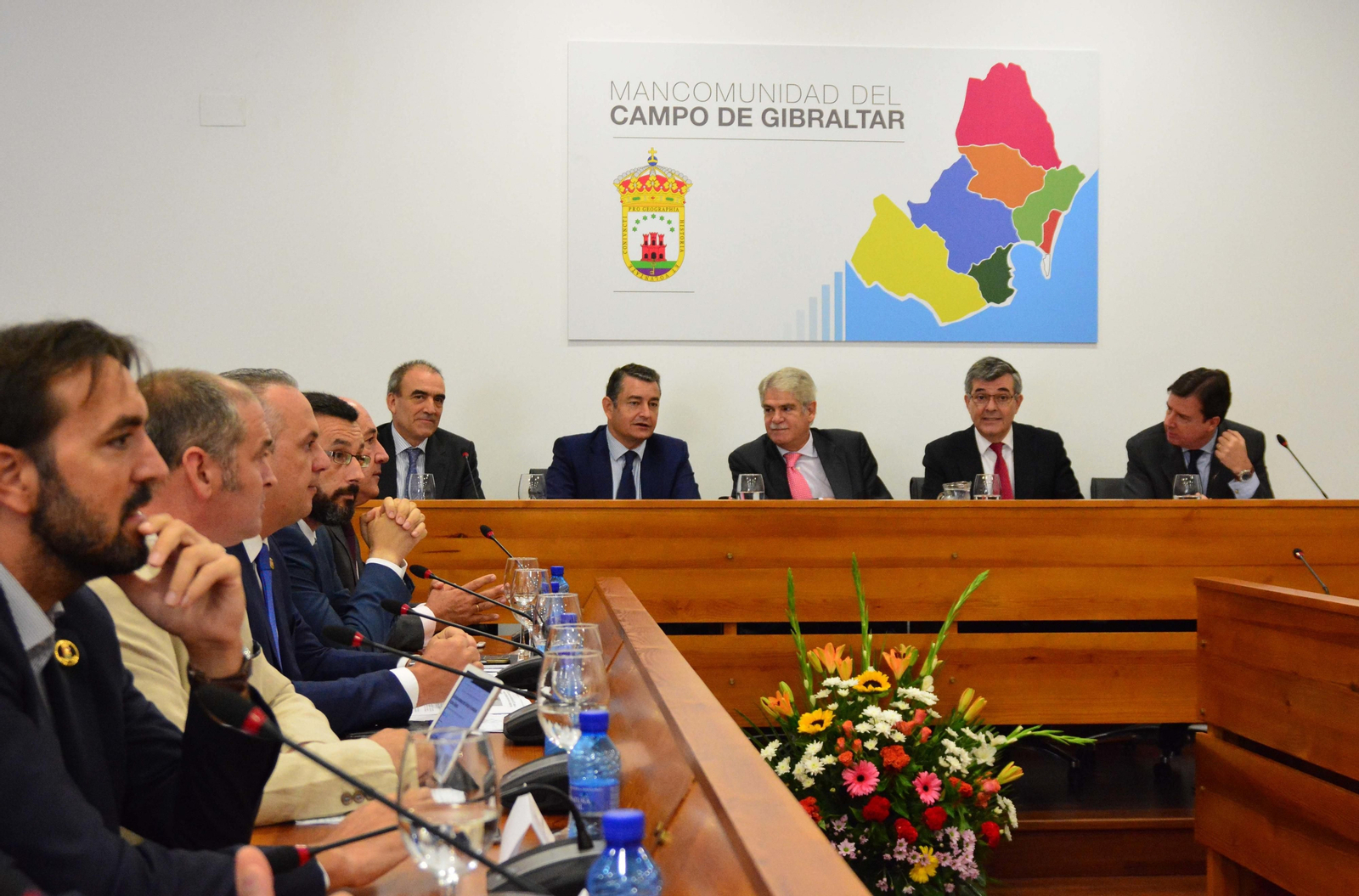 El ministro Dastis, durante su reunión con los alcaldes del Campo de Gibraltar en la sede de la Mancomunidad.