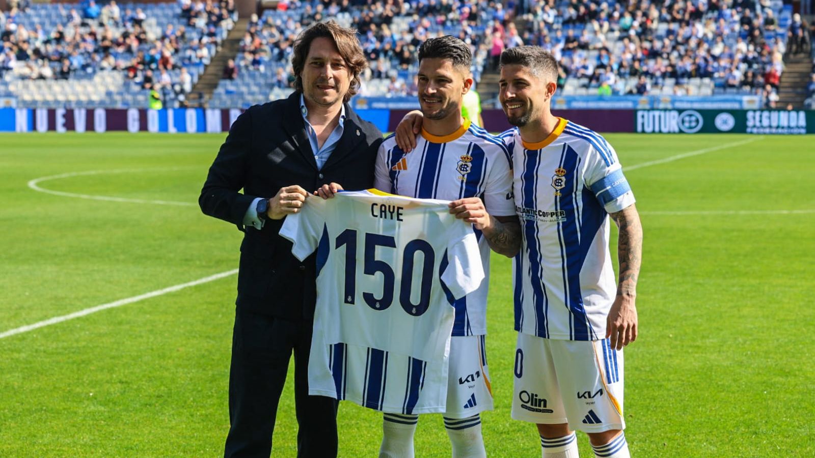 Adrián Fernández y Antonio Domínguez entregan una camiseta a Caye por sus 150 partidos.