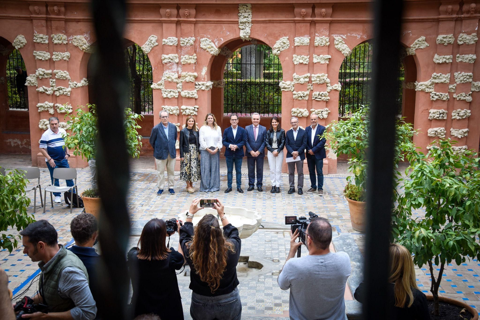 Foto de familia de la presentación de la exposición  'Sorolla en el Alcázar de Sevilla'.