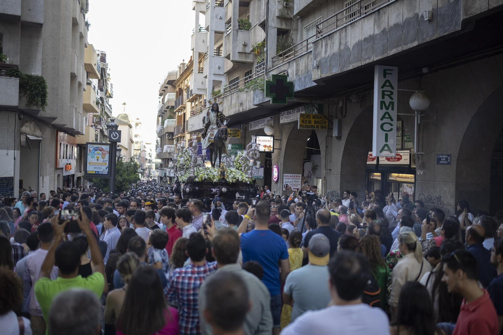 Imágenes de la salida extraordinaria de La Borriquita por las calles de Huelva