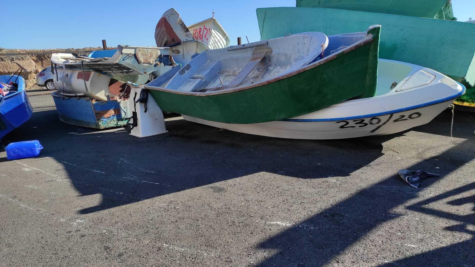 Botes elaborados de manera y fibra para el tránsito de inmigrantes