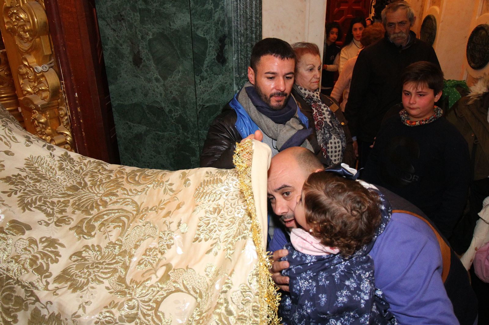 El Rocío celebra La Candelaria con la presentación de los niños a la Virgen, en imágenes