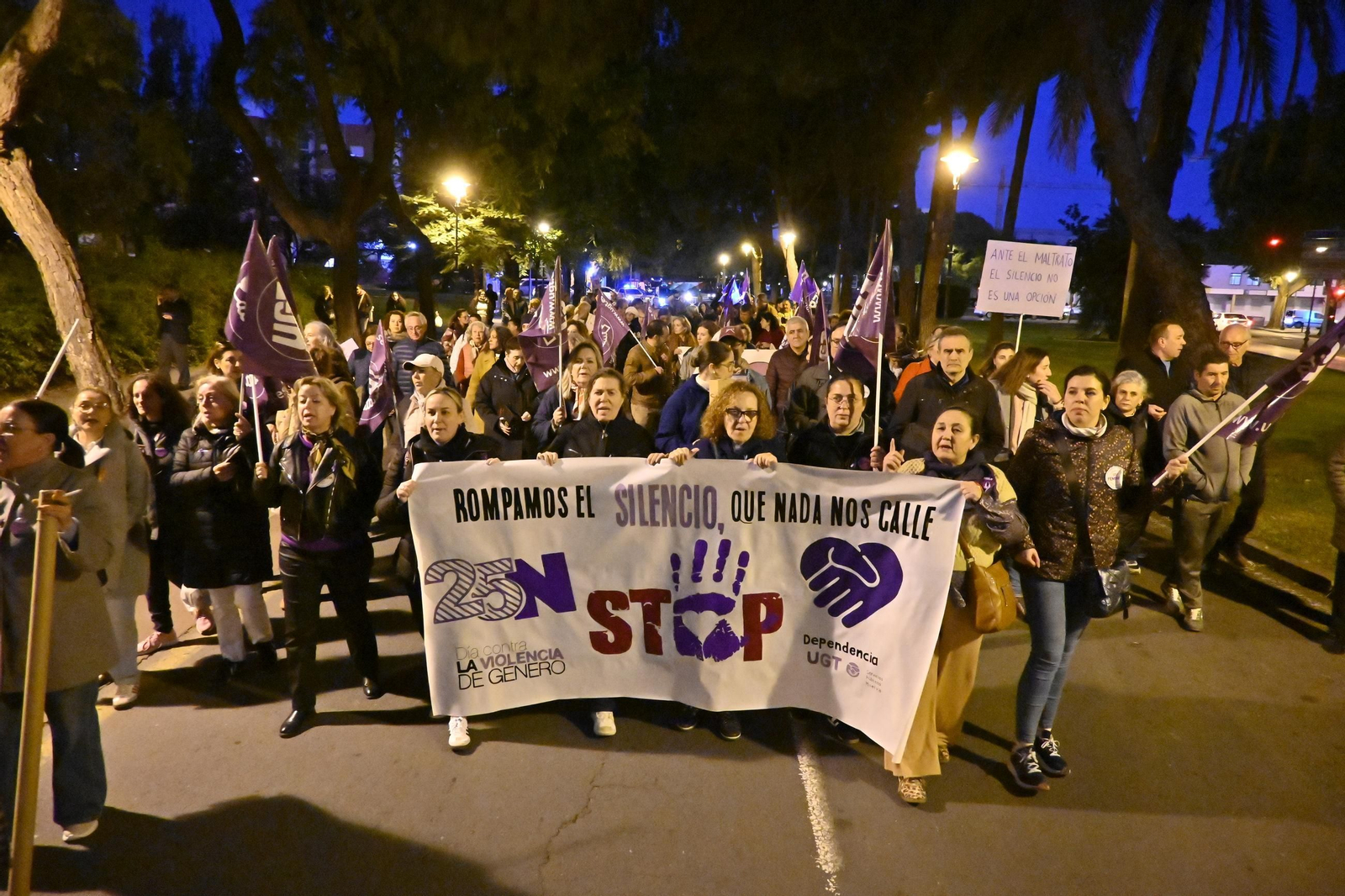 Imágenes de la manifestación con motivo del 25N en Huelva