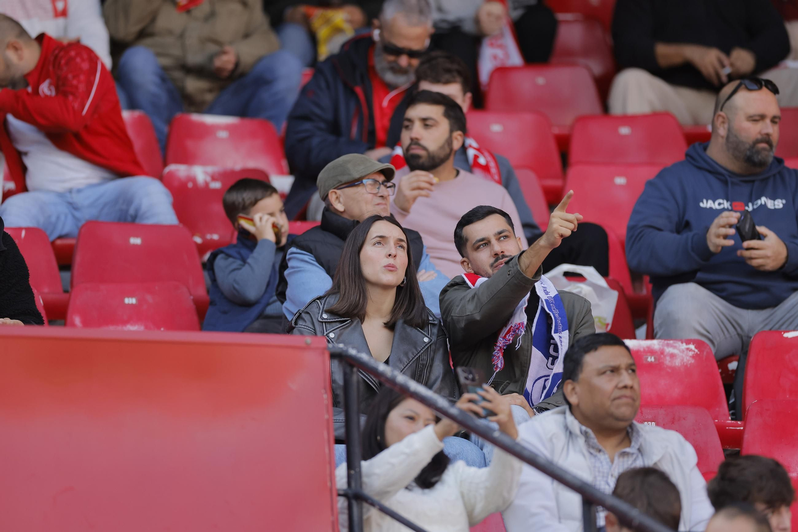 Búscate en las fotos del Sevilla - Oviedo