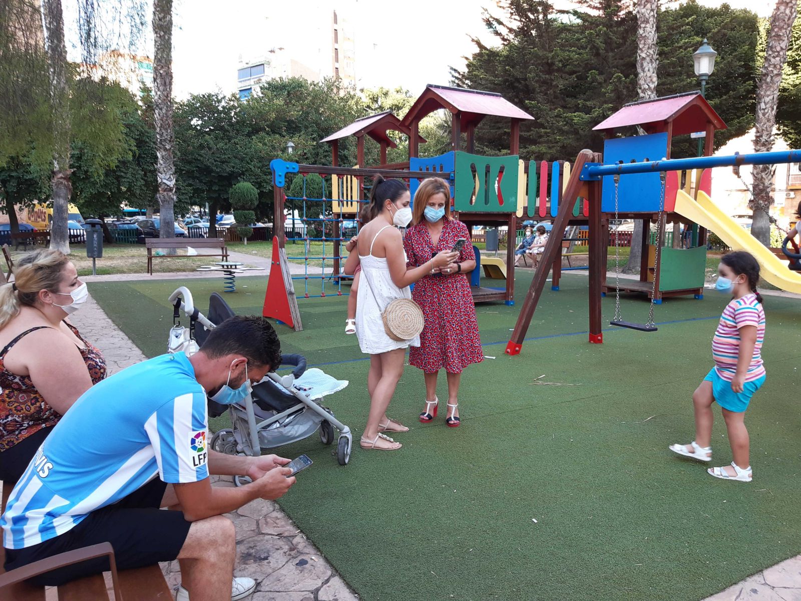 La edil socialista, Begoña Medina, en un parque infantil.
