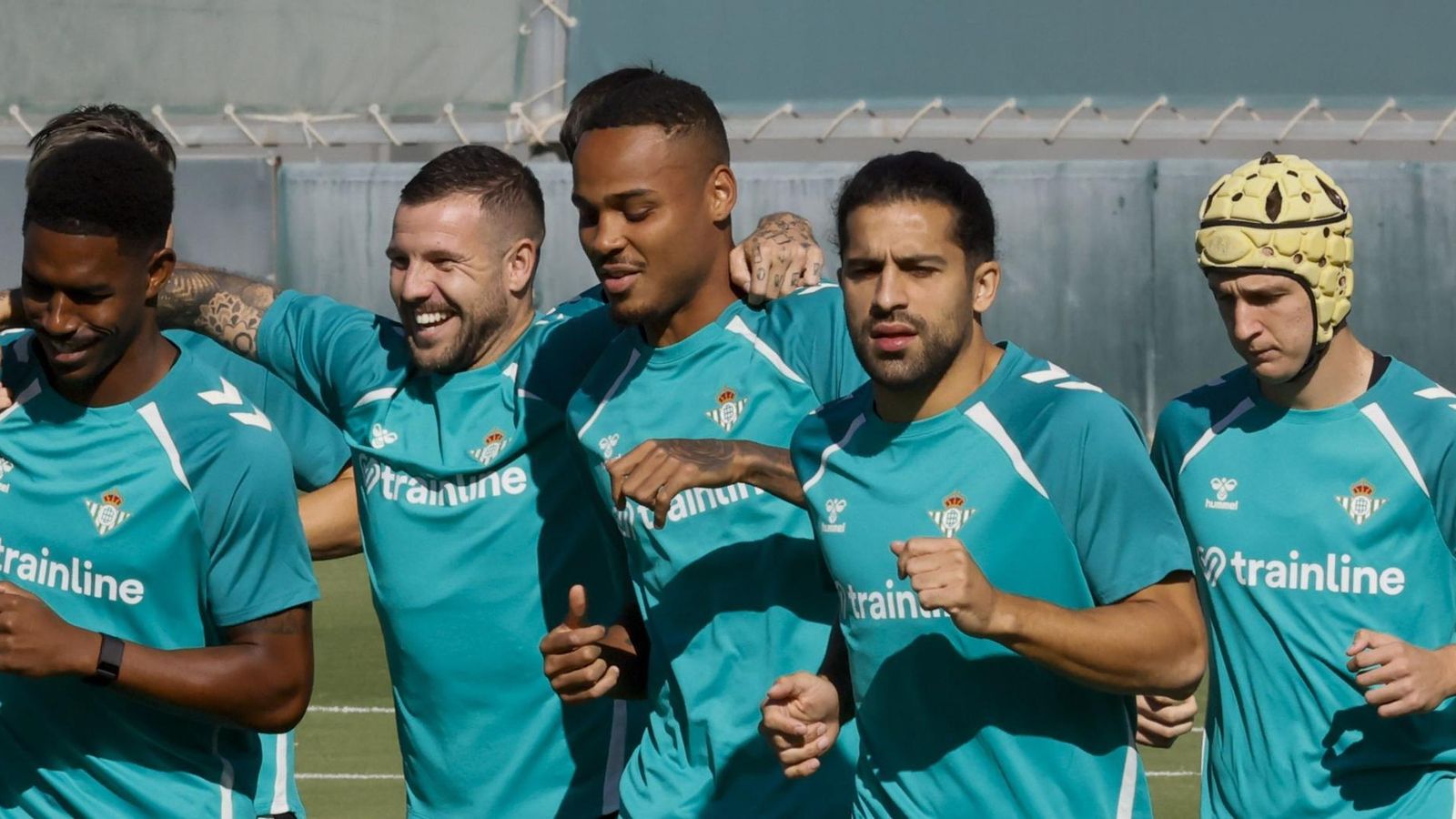 Ruibal corre con los brazos sobre Junior y Natan en una muestra del buen ambiente en el Betis.