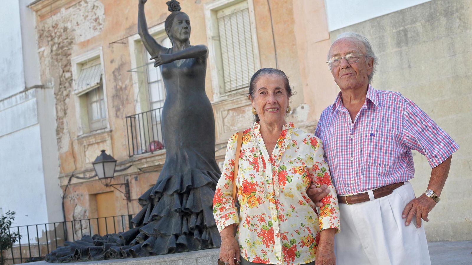 Conchita Aranda y Bendito del Valle, junto a la estatua de la bailaora en la plaza de la Merced. Conchita Aranda y Bendito del Valle, junto a la estatua de la bailaora en la plaza de la Merced.