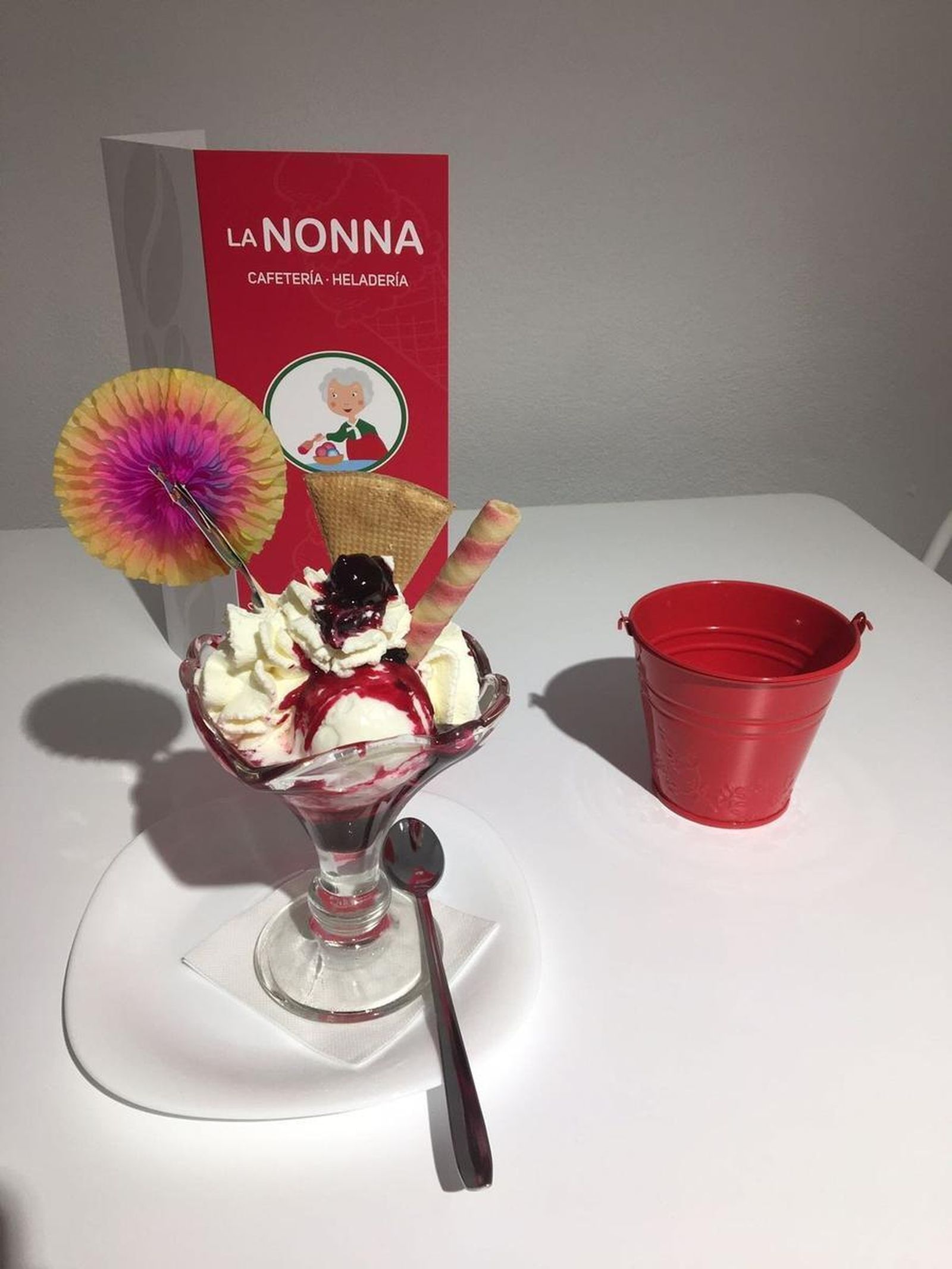 Una copa de helado en servida en el nuevo establecimiento de Churriana.