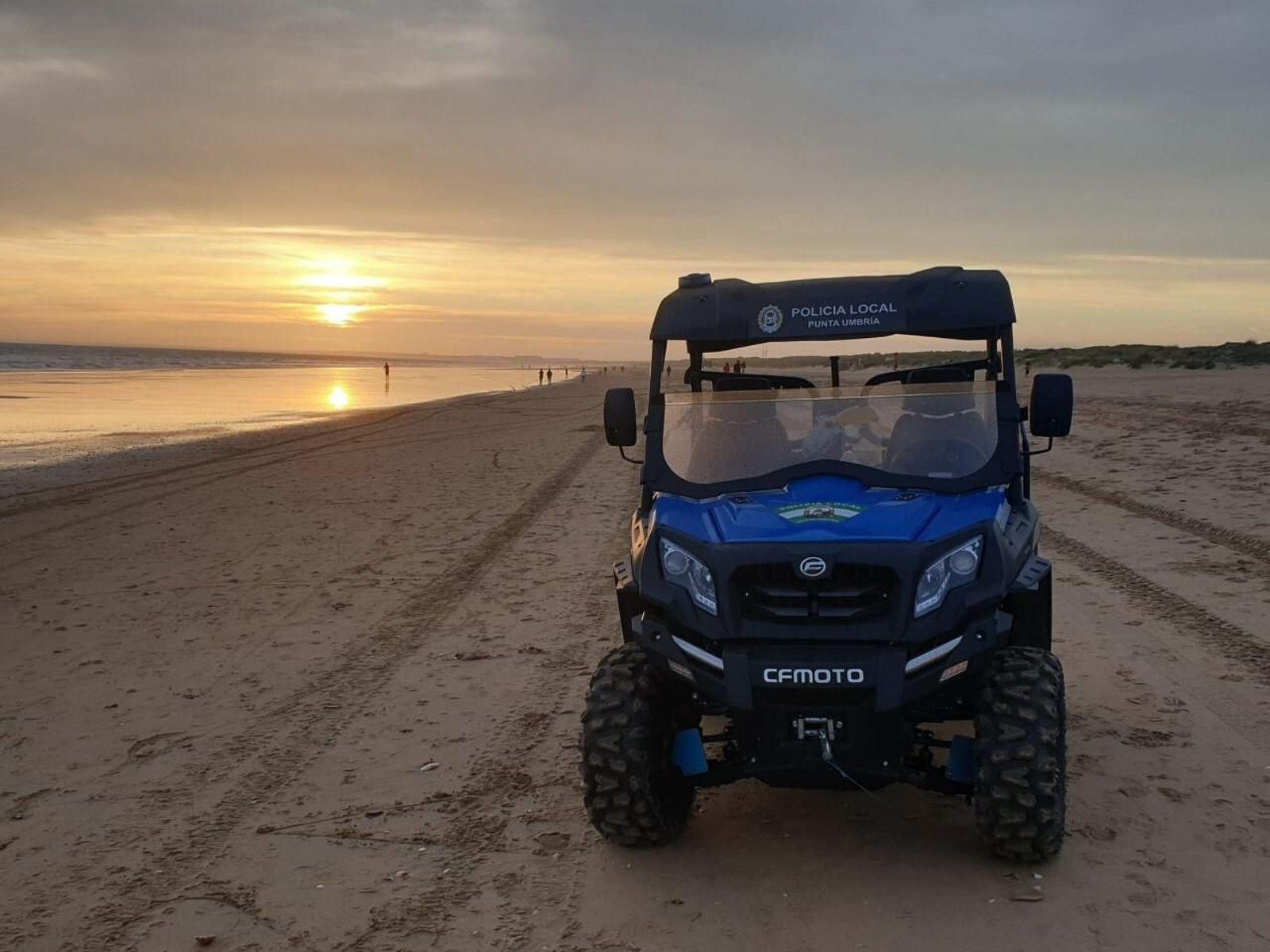 Un vehículo de la Policía Local de Punta, durante labores de vigilancia en la playa.