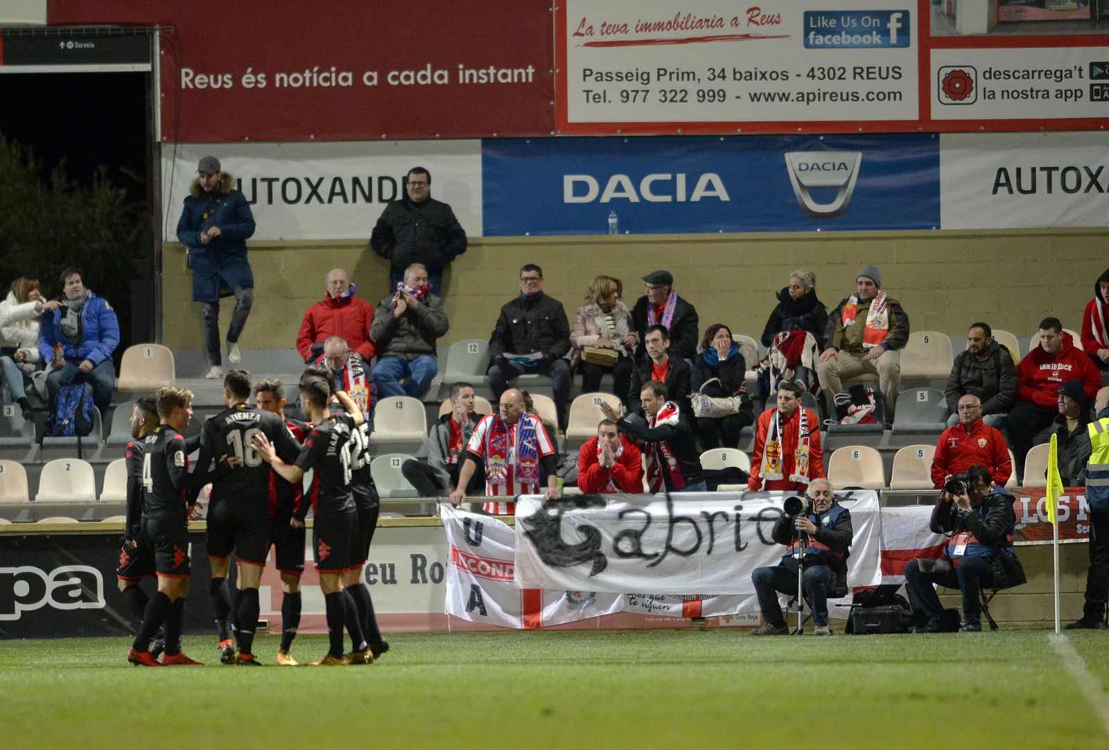 Aficionados del Almería, con gesto serio en la grada mientras los jugadores del Reus celebran el tanto de Lekic.