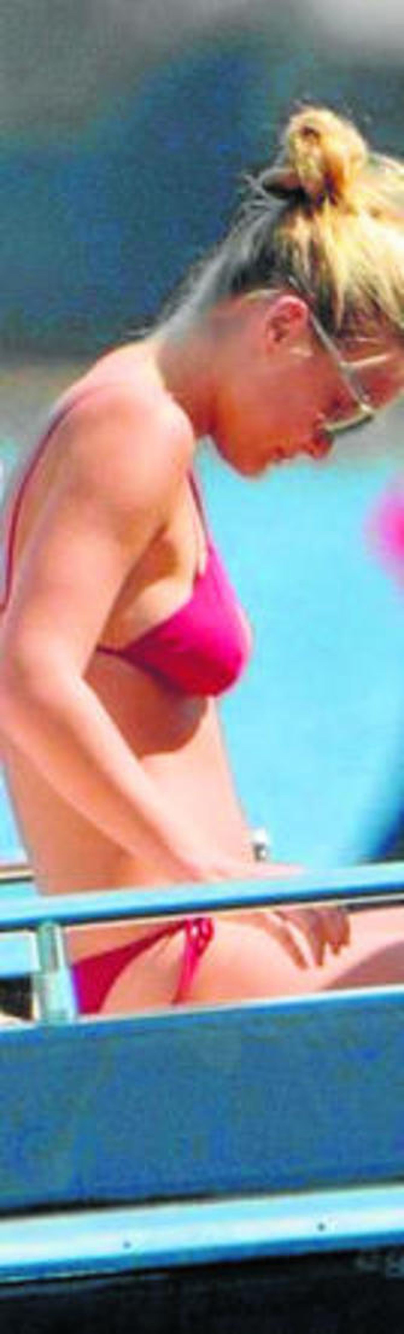 Bar Refaeli disfruta del verano bajo el sol de Cerdeña