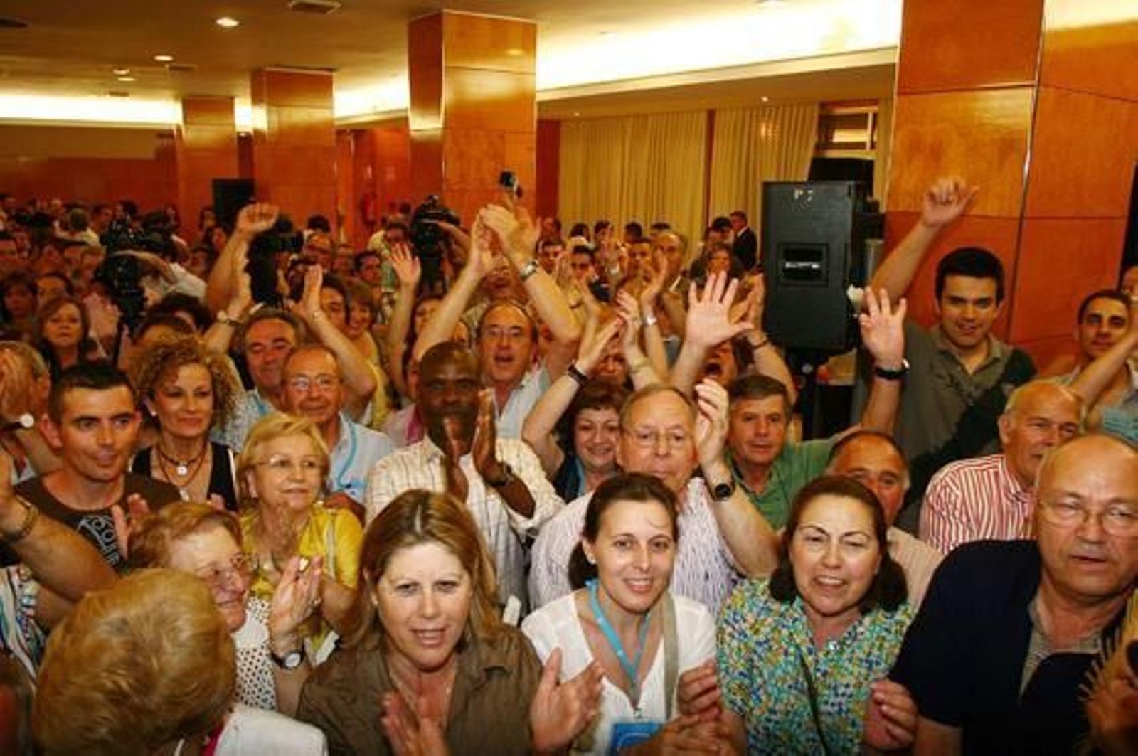 Los seguidores del PP, en el NH La Luz, celebran la victoria de Rodríguez. /Alberto Domínguez