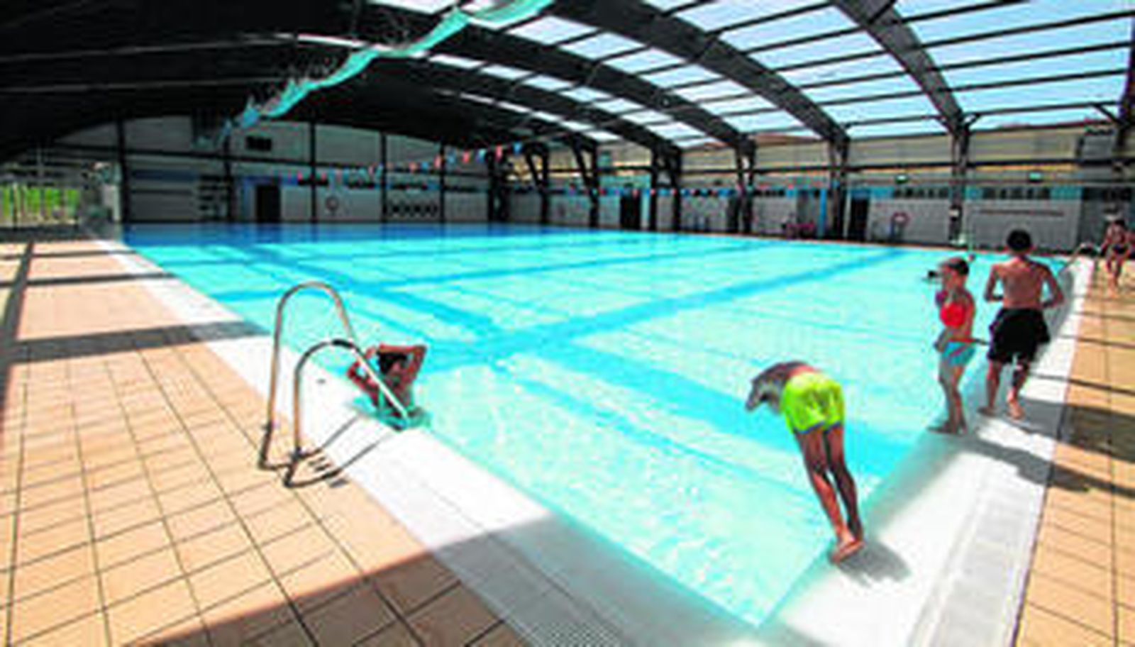 Usuarios de la piscina del centro municipal de Alcosa.