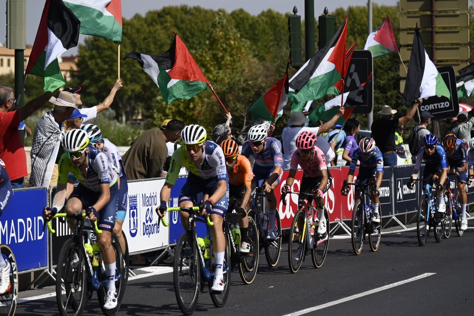 Las fotos del ambiente del paso de la Vuelta a España por Córdoba