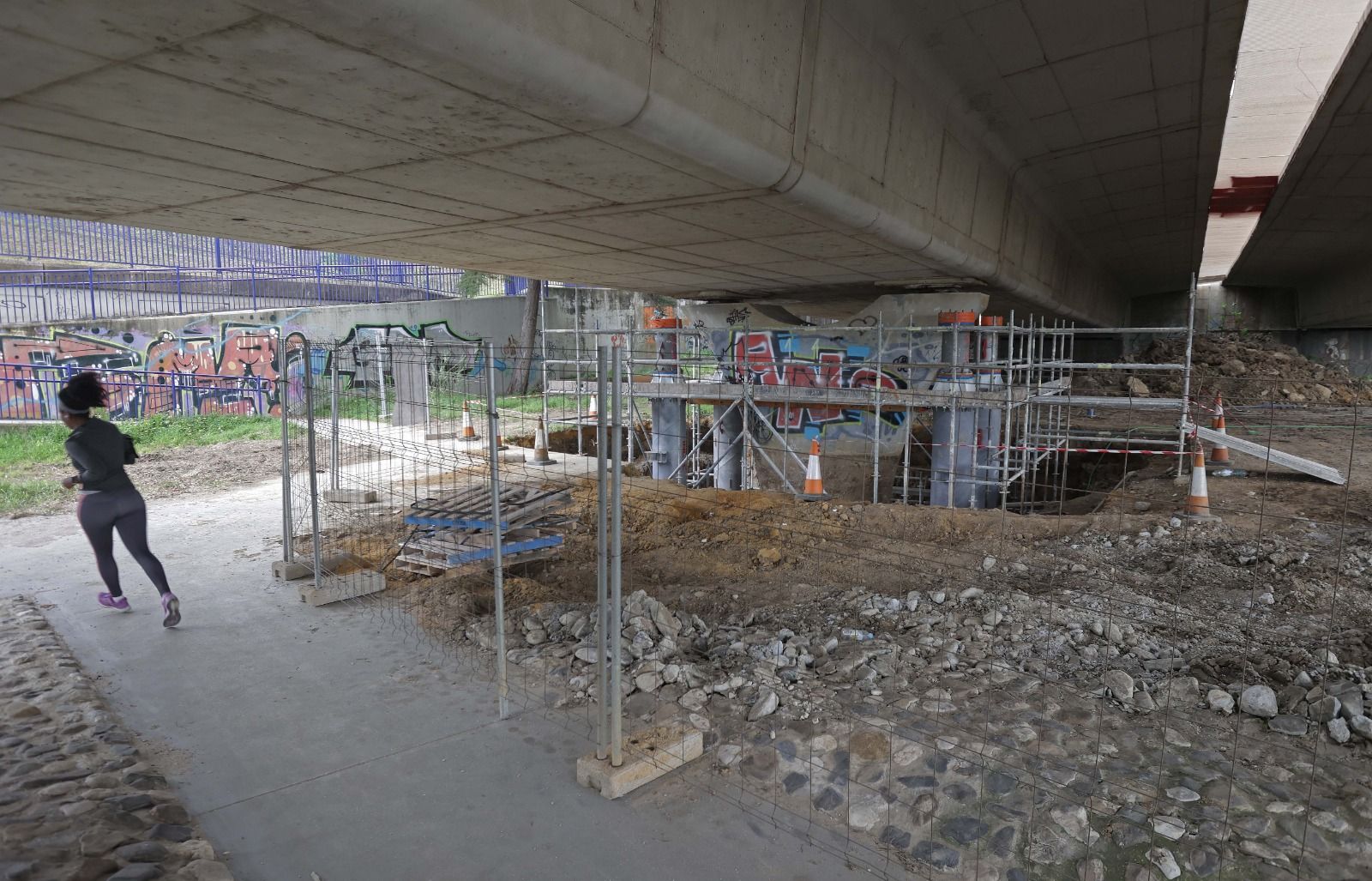 Obras en los bajos del puente, este martes.