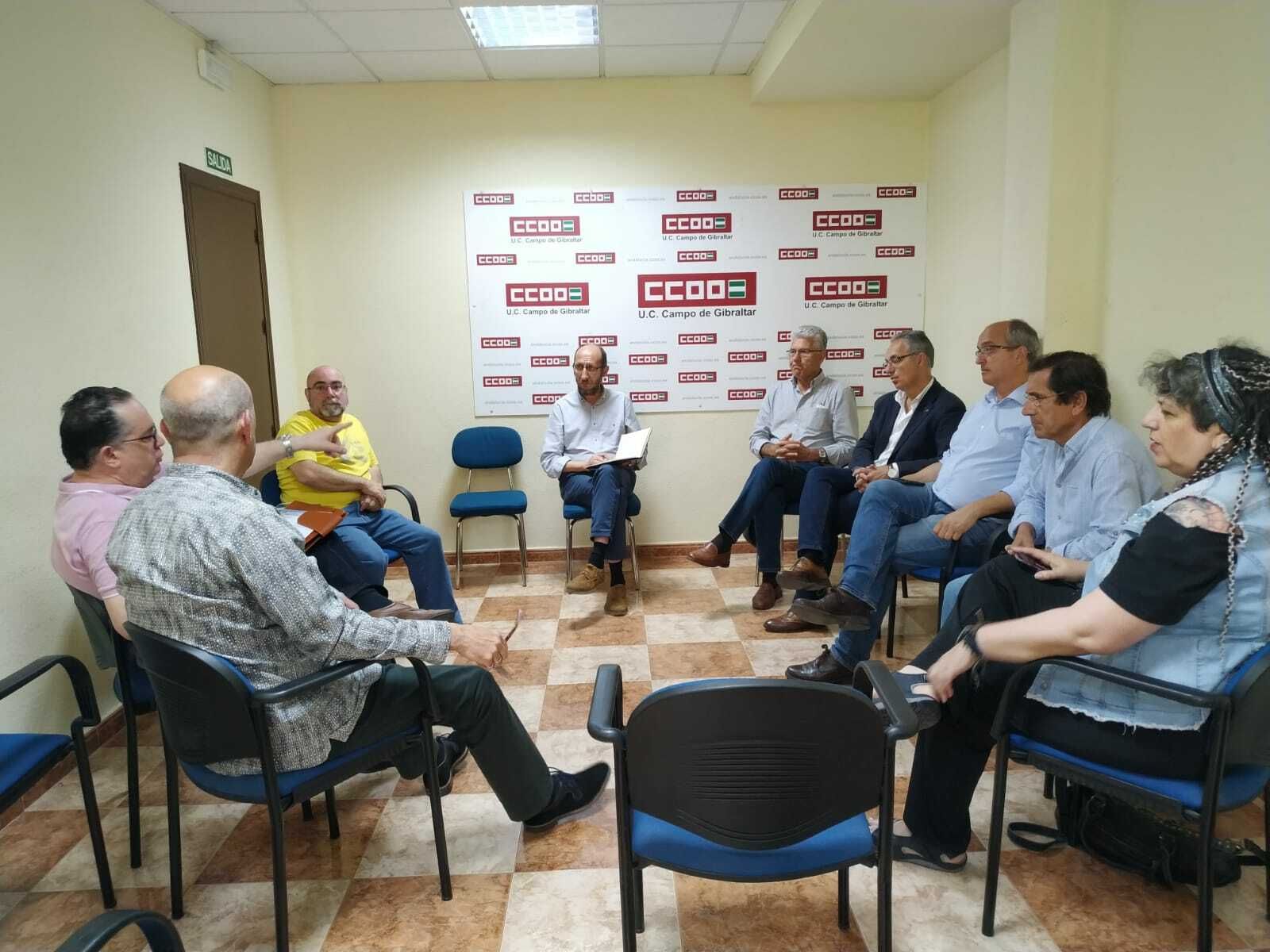 Los integrantes de la Plataforma del Ferrocarril reunidos este jueves en Algeciras.