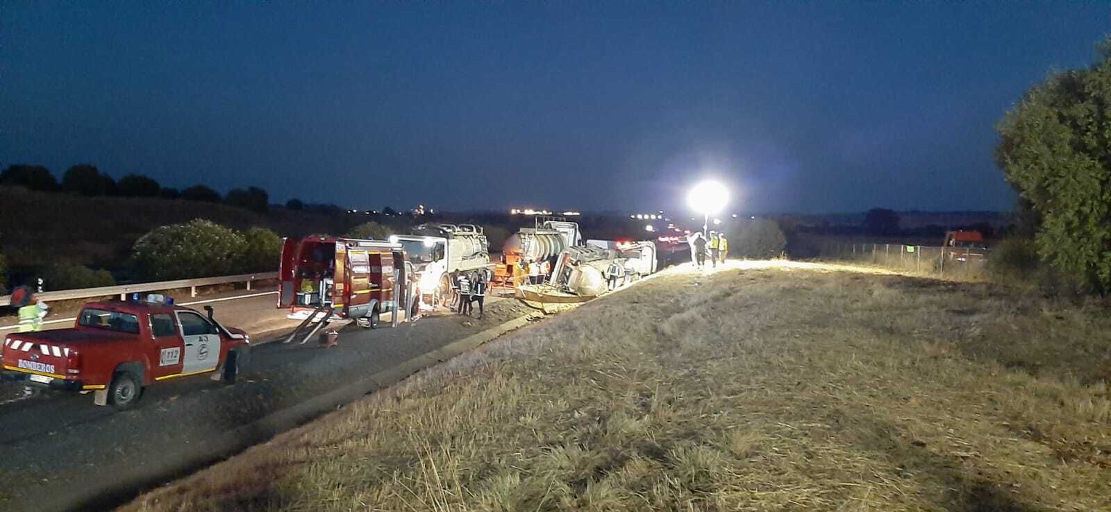 Las labores de trasvase de la carga se prolongaron por la noche.