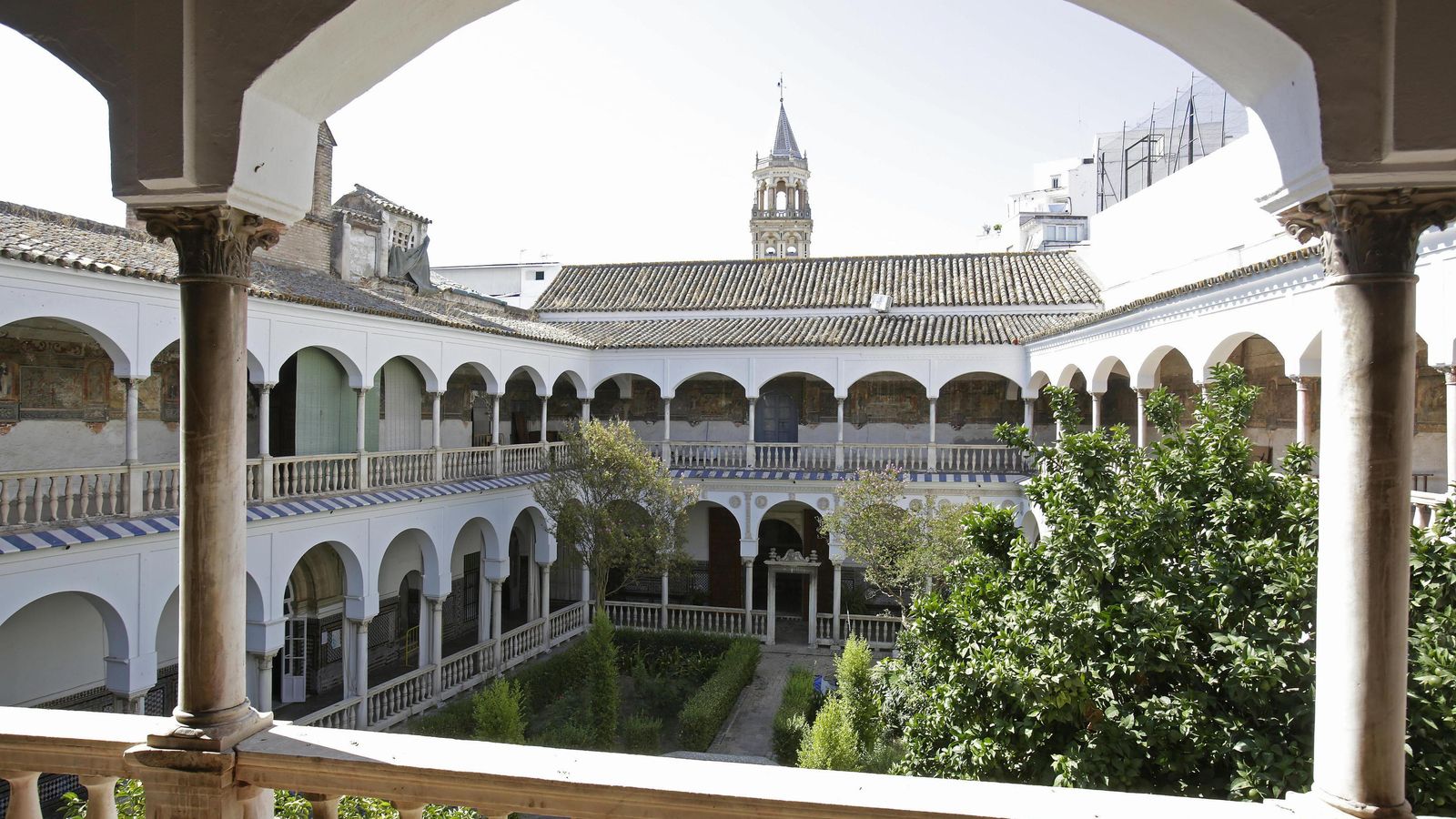 El fabuloso claustro del convento de Santa Inés, cuyas pinturas renacentistas necesitan una restauración.