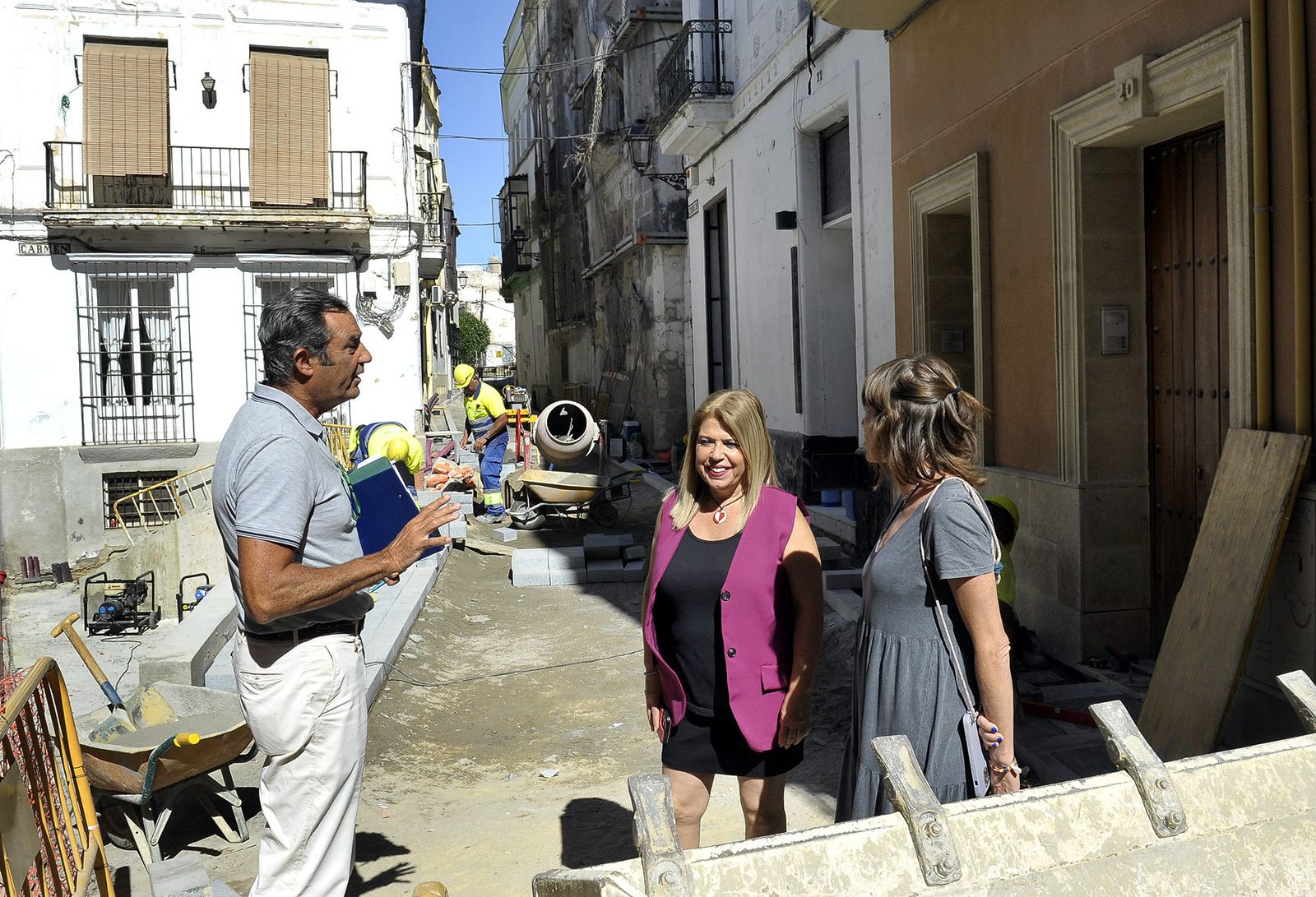 Mamen Sánchez y Laura Álvarez, en la visita a las obras de Juana de Dios Lacoste.