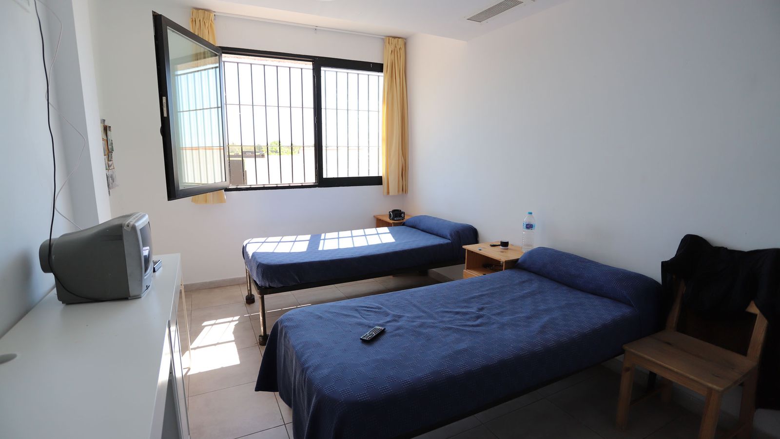 Una de las habitaciones del centro de menores de Huelva.