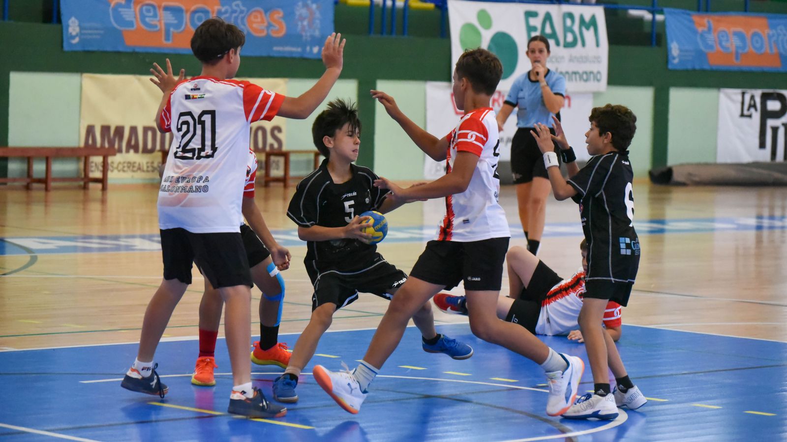 Las fotos de la segunda jornada del Cadeba de balonmano alevín de La Línea