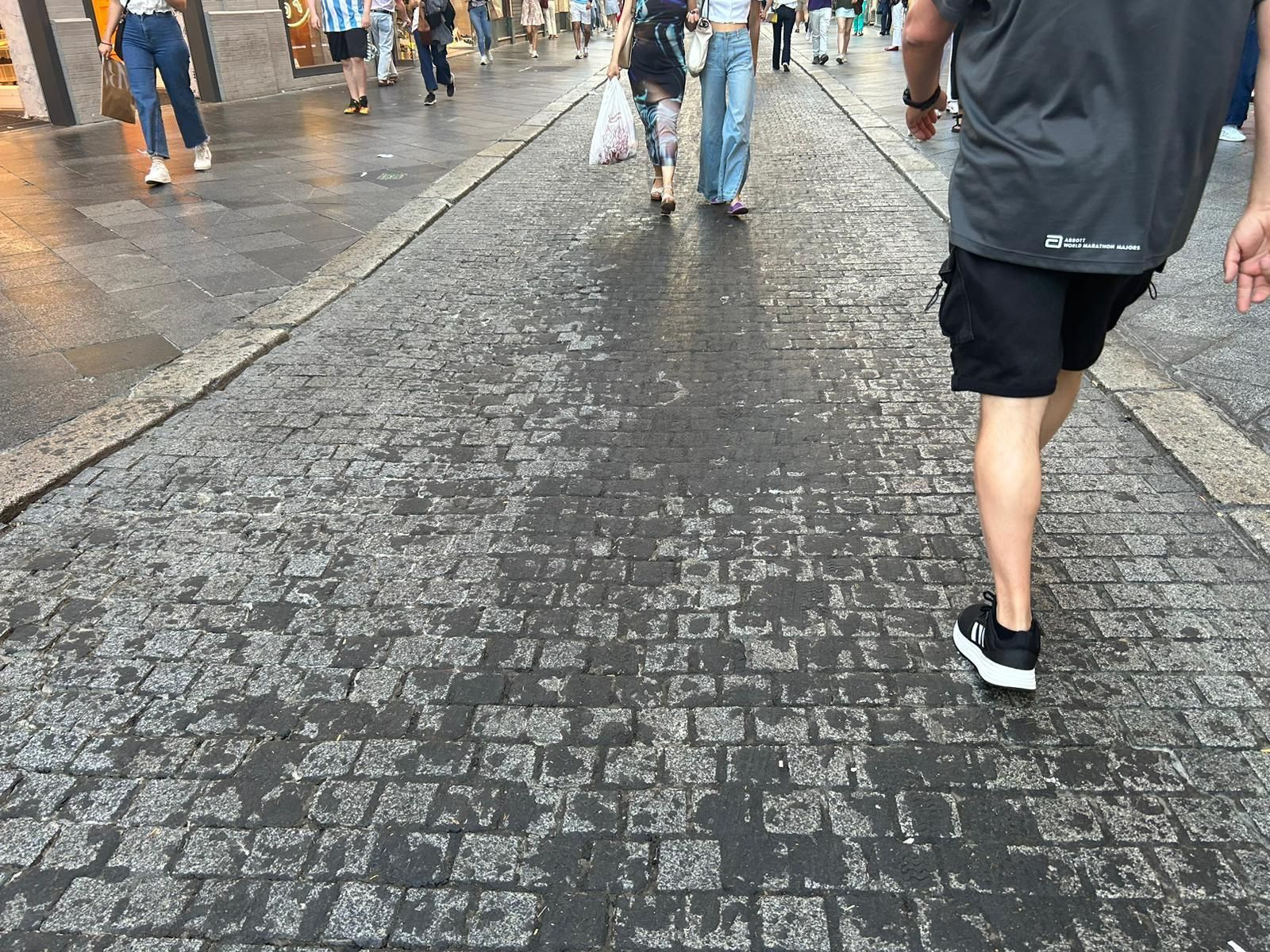 Cera sobre las calles peatonales del centro de Sevilla.