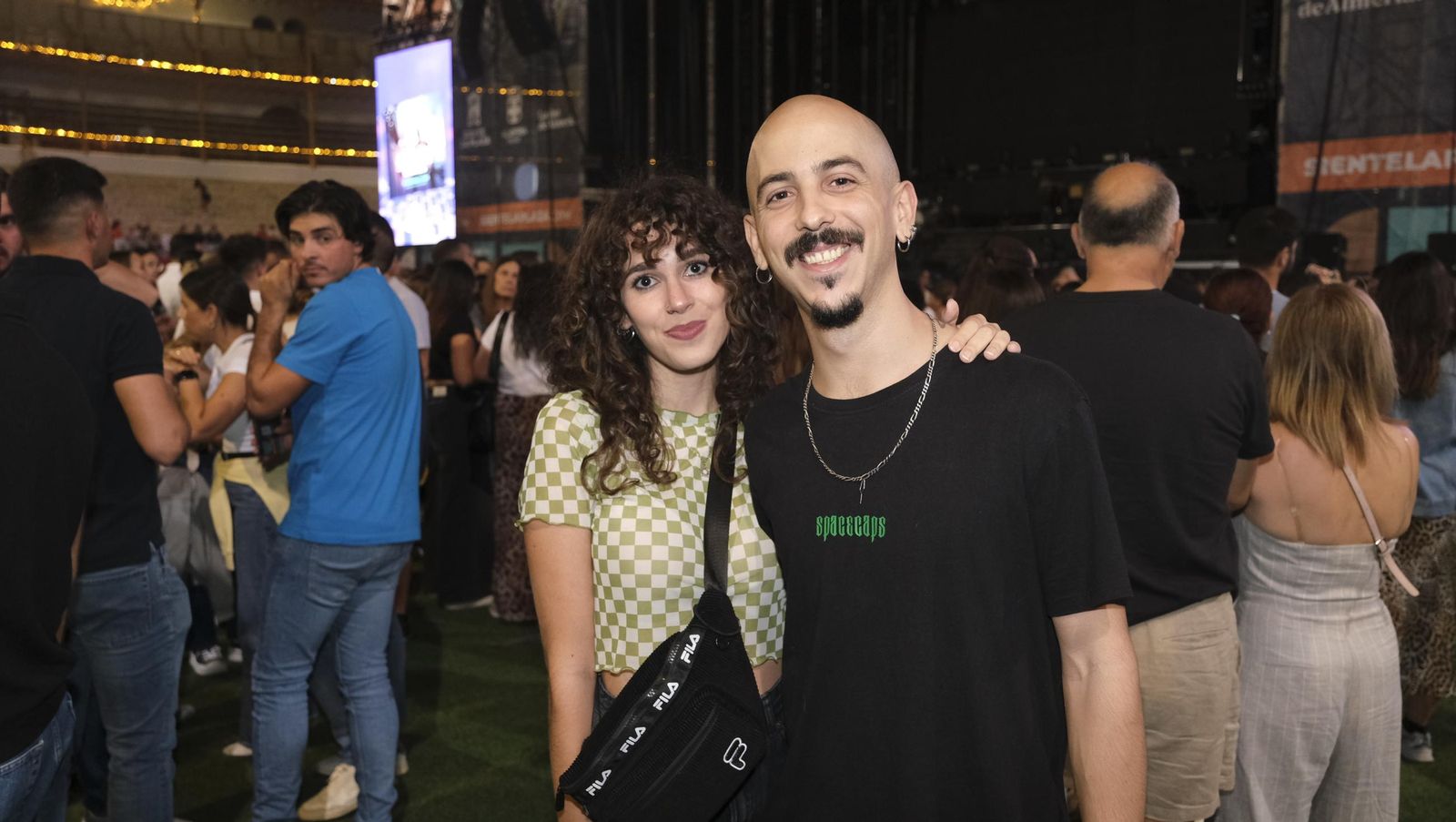 El concierto de Melendi llena de fans la Plaza de Toros de Almería, en imágenes