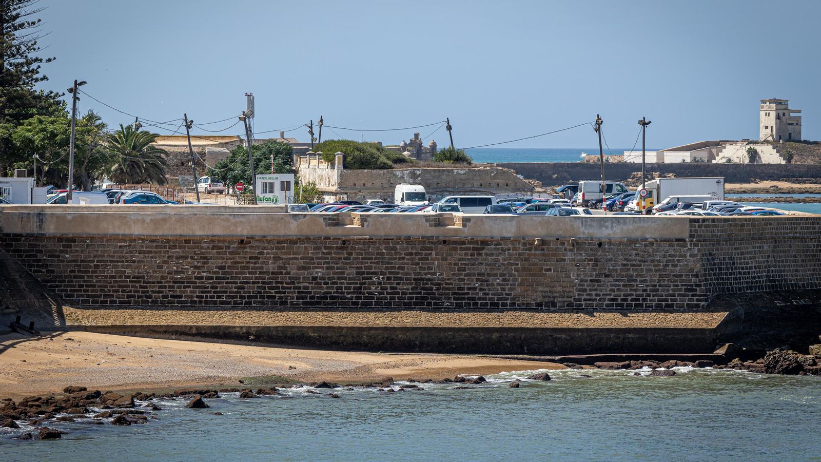 Otra vista del solar del Campo de las Balas, con el Castillo de San Sebastián al fondo. Otra vista del solar del Campo de las Balas, con el Castillo de San Sebastián al fondo.