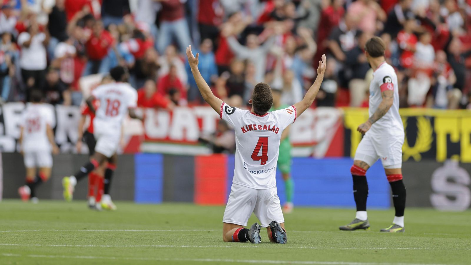 Kike Salas alza las manos al cielo tras el gol de Isaac.