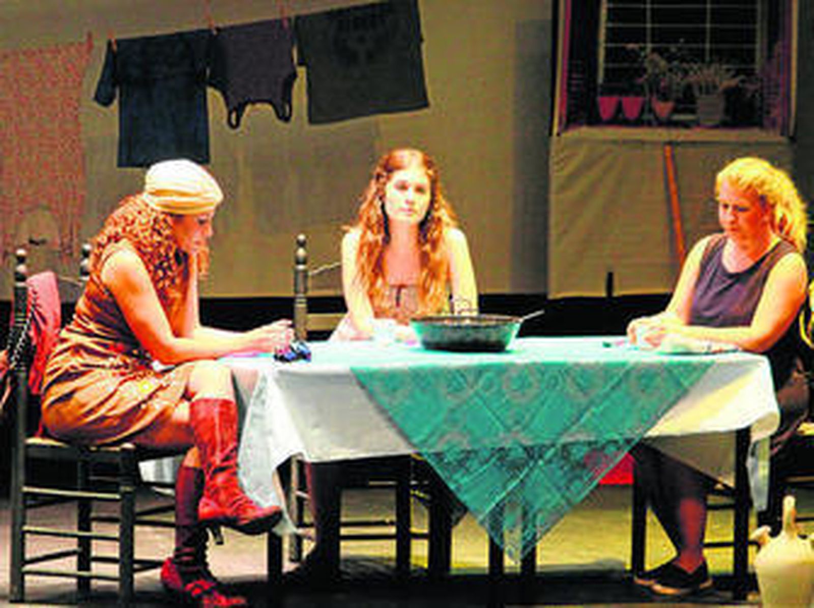Las tres actrices protagonistas de la obra 'La Morera'.