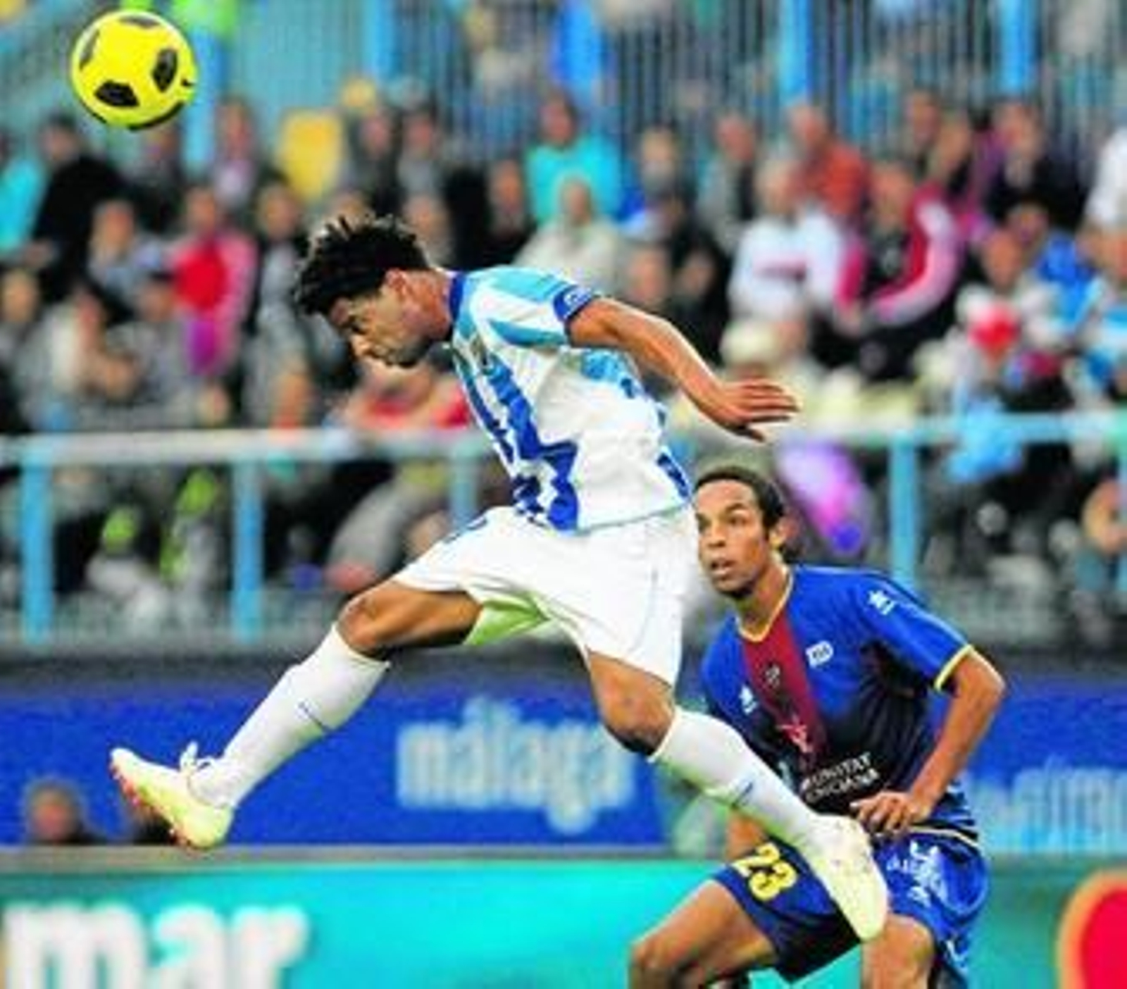 Eliseu conecta el balón con su cabeza ante la mirada de Valdo.