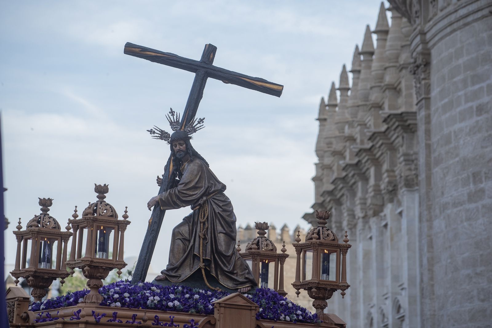 La procesión del Cristo de la Corona, en imágenes