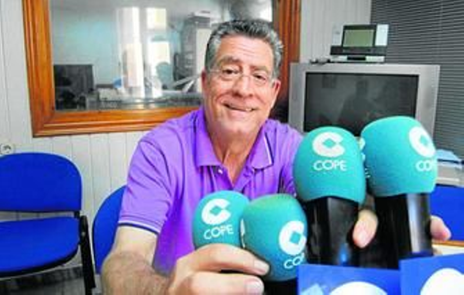 Juan, con cuatro micrófonos de la Cope que simbolizan sus cuarenta años en las ondas radiofónicas. Juan, con cuatro micrófonos de la Cope que simbolizan sus cuarenta años en las ondas radiofónicas.
