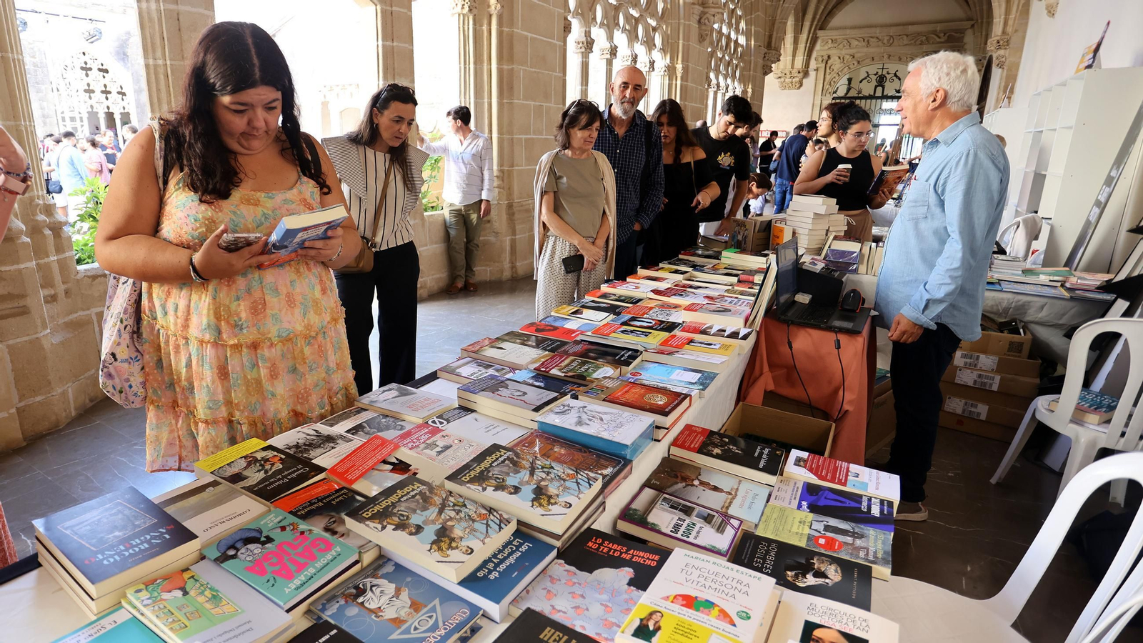 Imágenes del gran ambiente en la Feria del Libro en Jerez