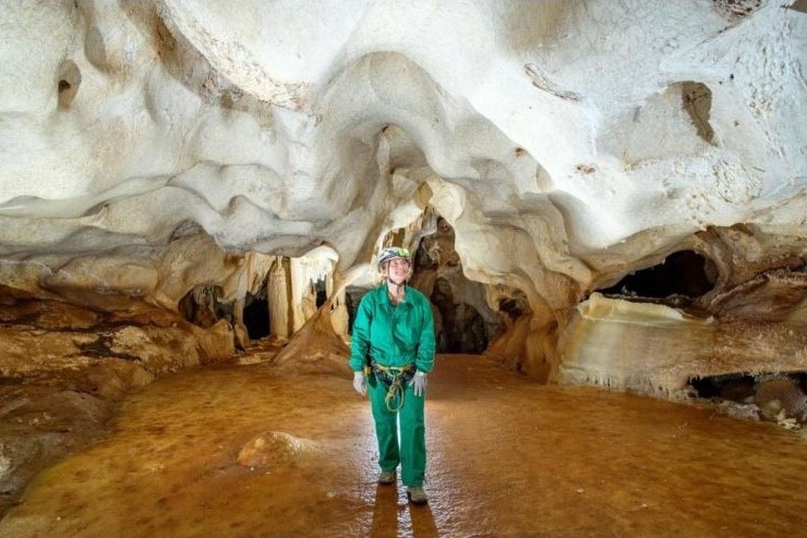 Imagen del informe realizado sobre la Cueva de la Araña por expertos de la Universidad de Granada.