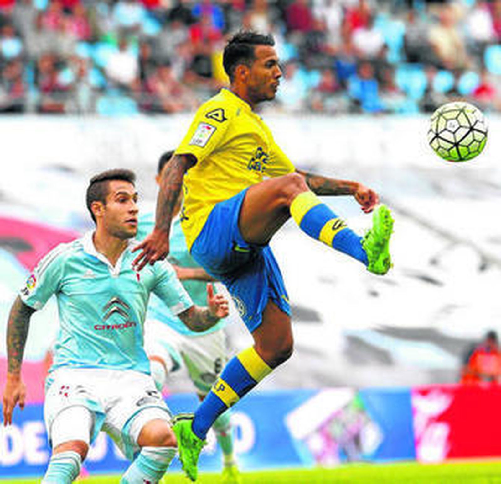 Jonathan Viera controla el balón ante la mirada del lateral Hugo Mallo.